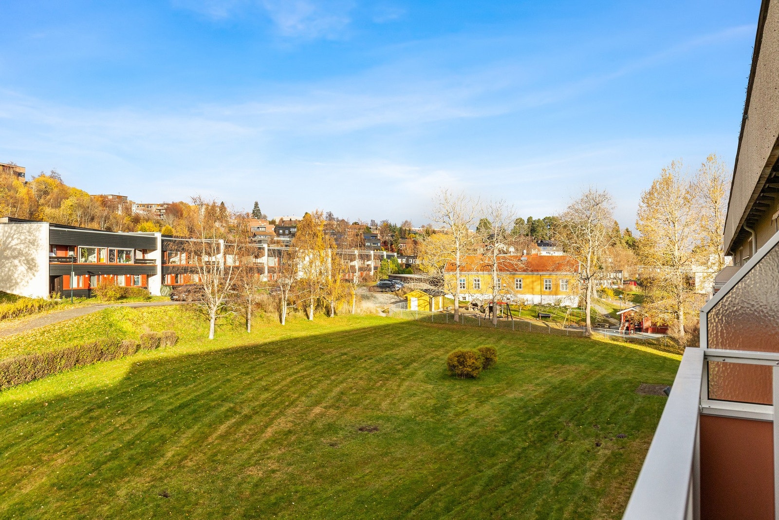 Leiligheten har svært god beliggenhet i borettslaget og vender mot rolige grøntareal. Galleribilde
