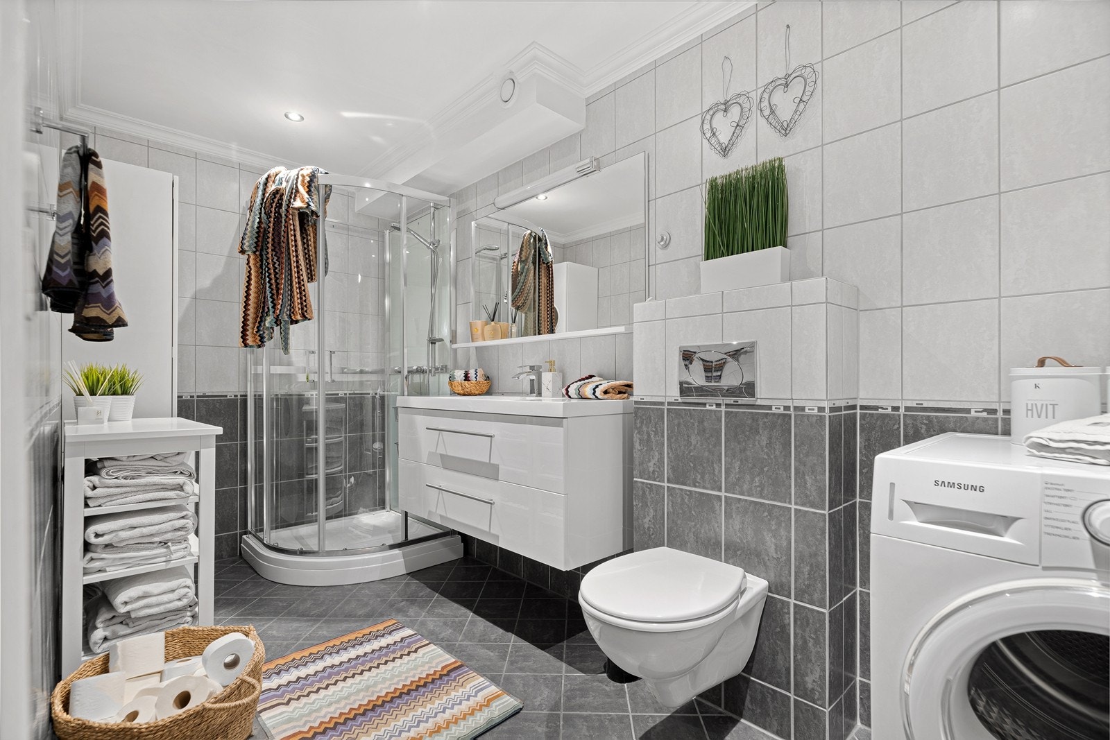 Flislagt bad med varmekabler i gulv. Opplegg til vaskemaskin. NB: Det er eget felles vaskerom i samme etasje en kan disponere 2 ganger i uken. Galleribilde