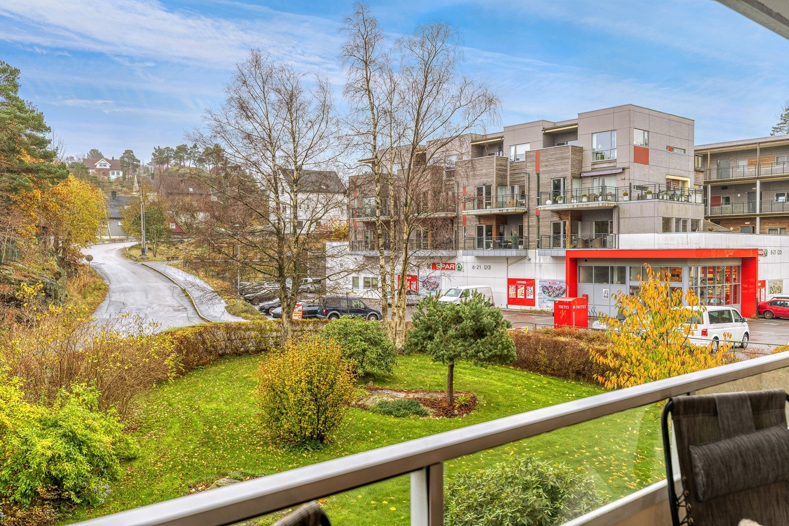 Utsikt fra balkongen - kort vei til nærbutikken er praktisk. Galleribilde