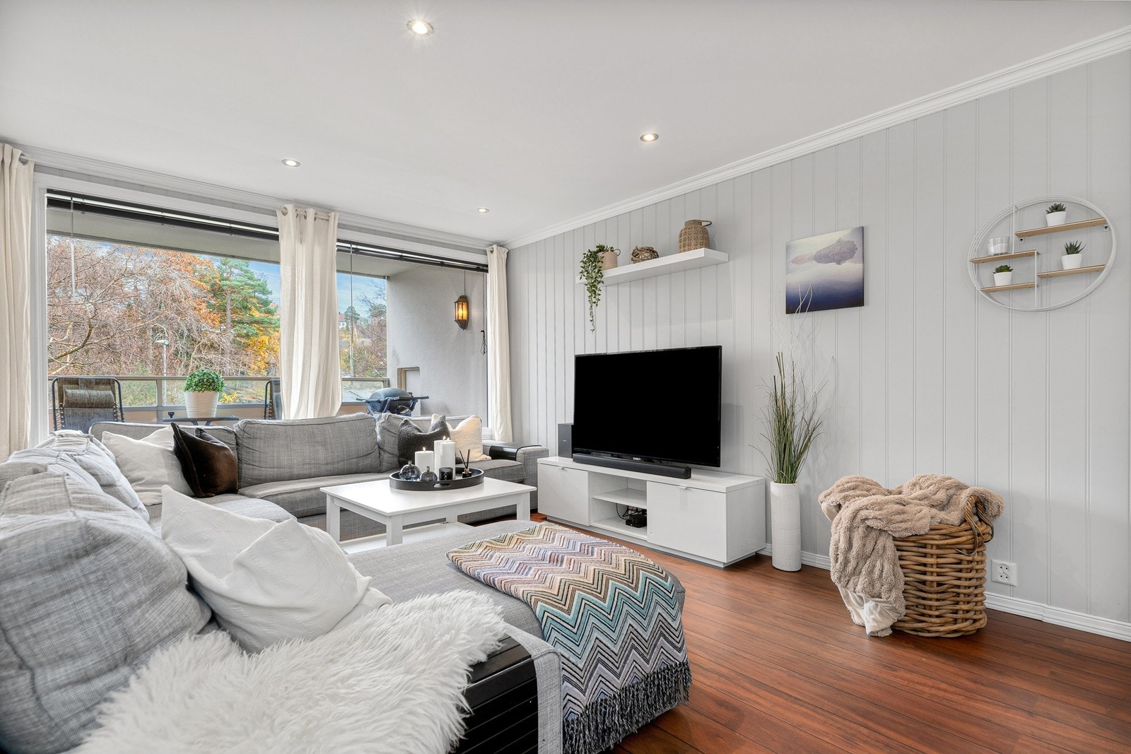 Leiligheten har en god og praktisk planløsning og er malt i lyse trivelige farger. Galleribilde