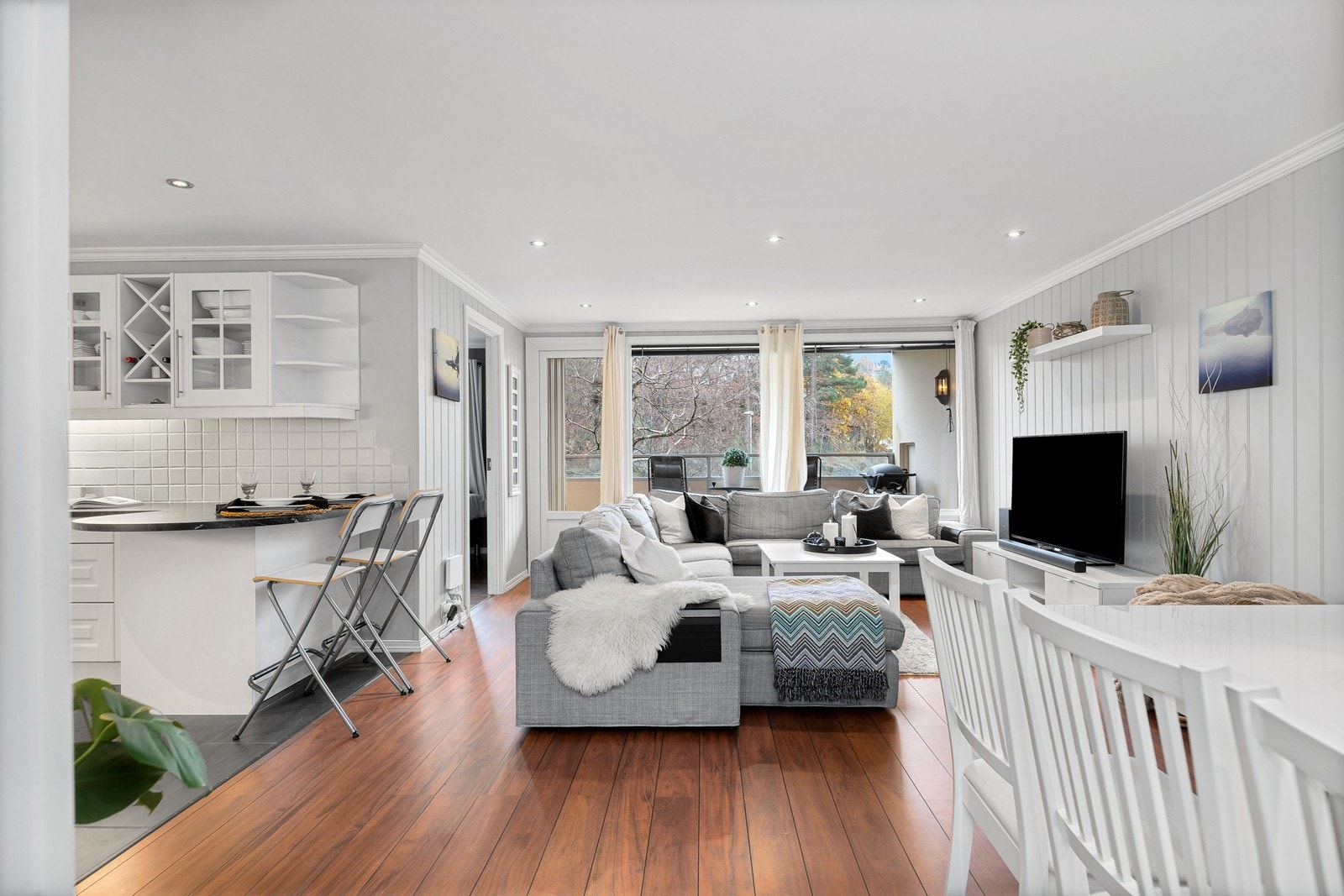 Stue og kjøkken har en åpen løsning Galleribilde