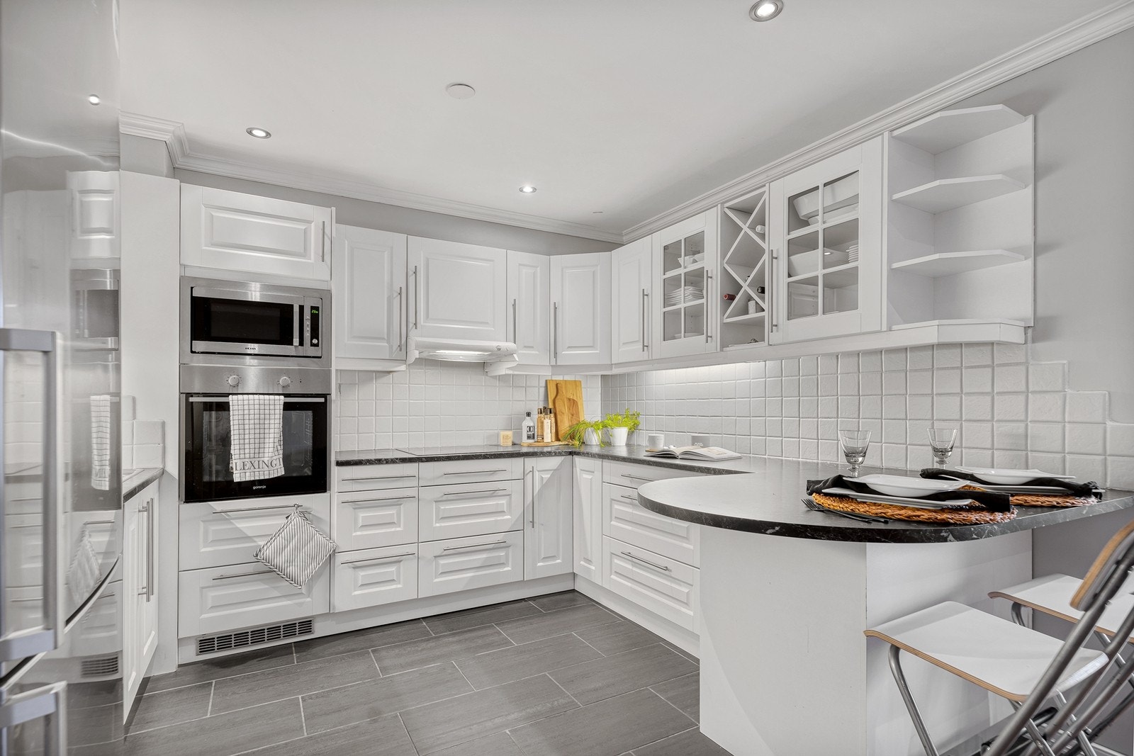 Innholdsrikt og flott kjøkken Galleribilde