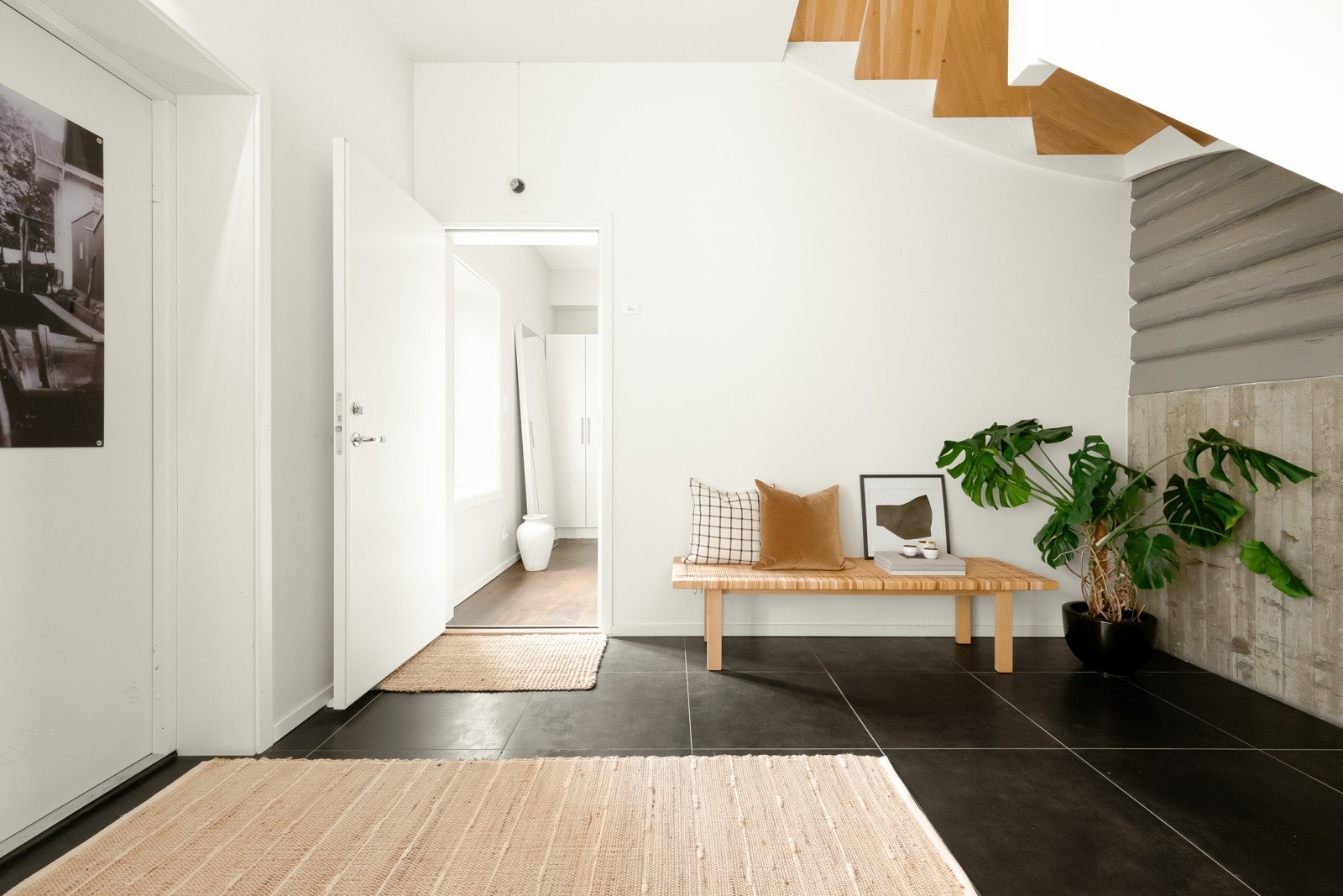Velkommen inn! Felles inngangsparti utenfor leiligheten. Galleribilde