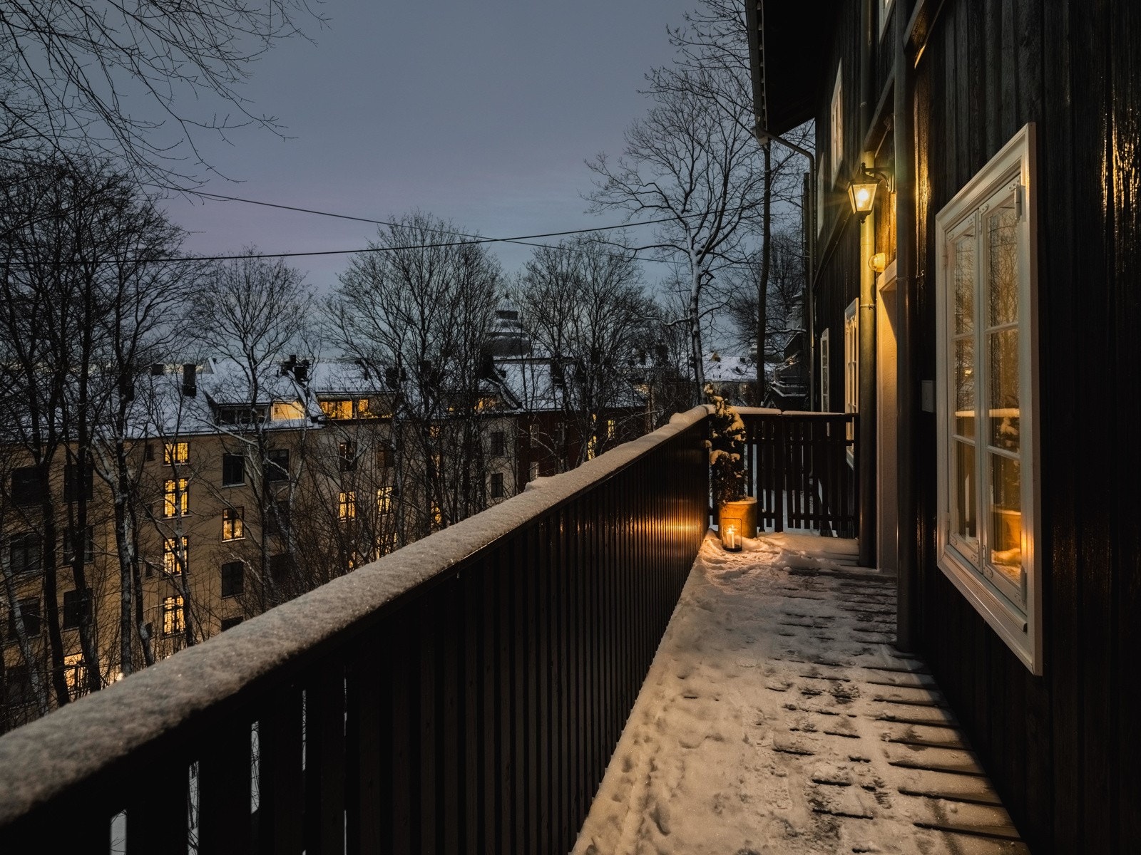 Inngangsparti med hovedinngangsdør. Galleribilde