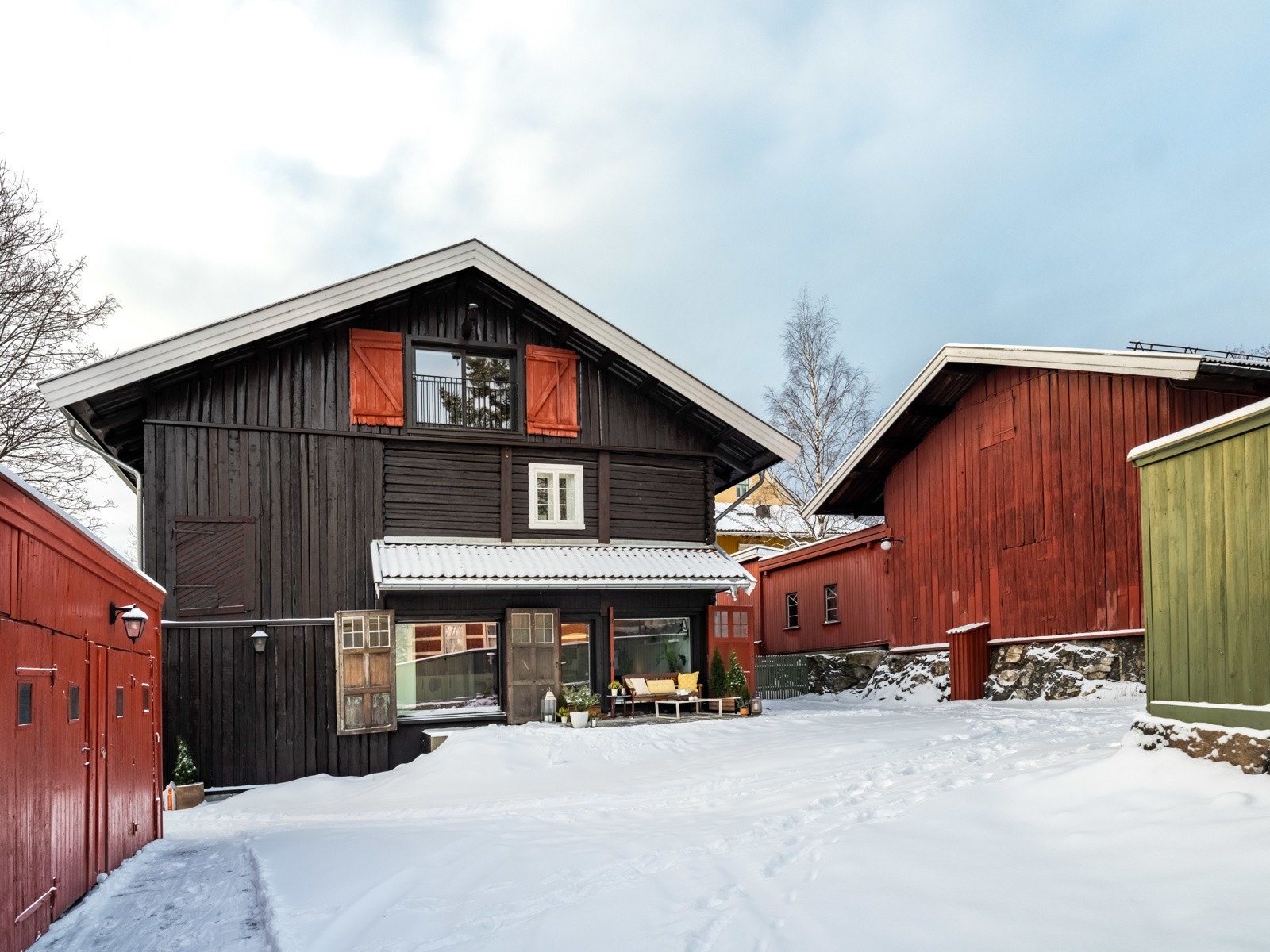 Vognplassen, som den heter, på nordsiden av låven. Leiligheten ligger på motsatt side. Galleribilde