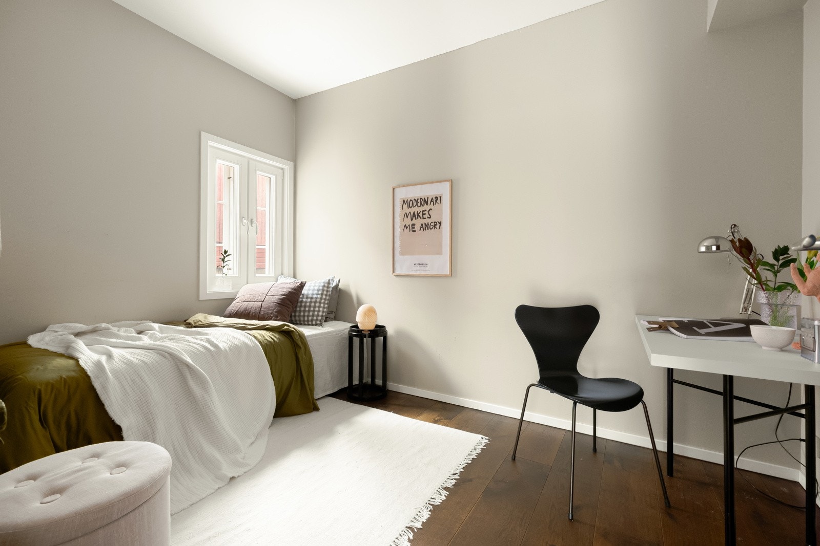 Det minste soverommet ligger innenfor stua, med god plass til både seng og kontorpult. Galleribilde