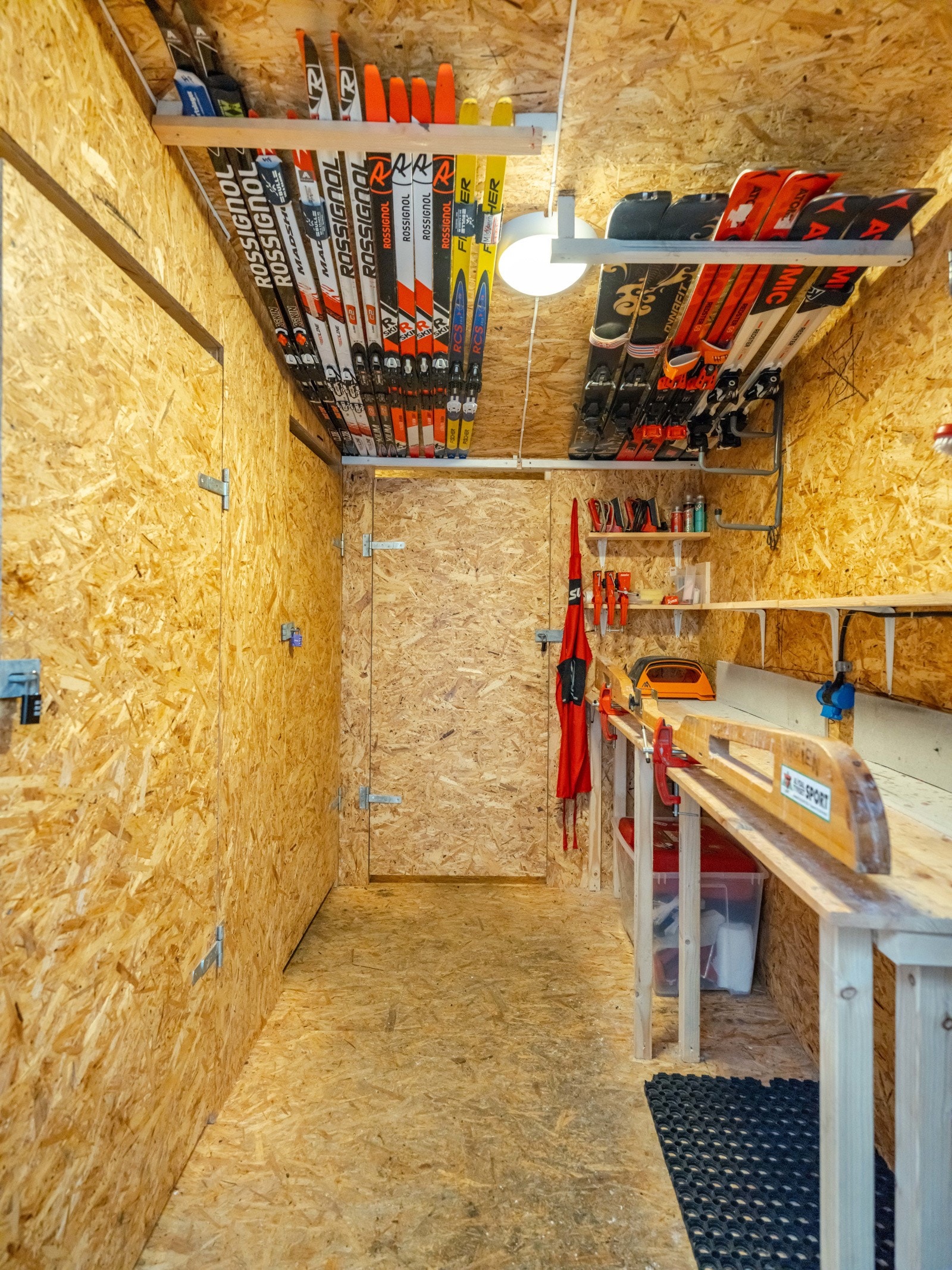 I vognstallen finner du en felles ski- og smørebod. Galleribilde