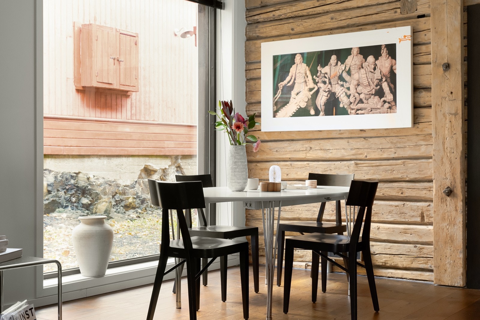 Foran det store vinduet er det i dag innredet med en stilren spisestue. Galleribilde