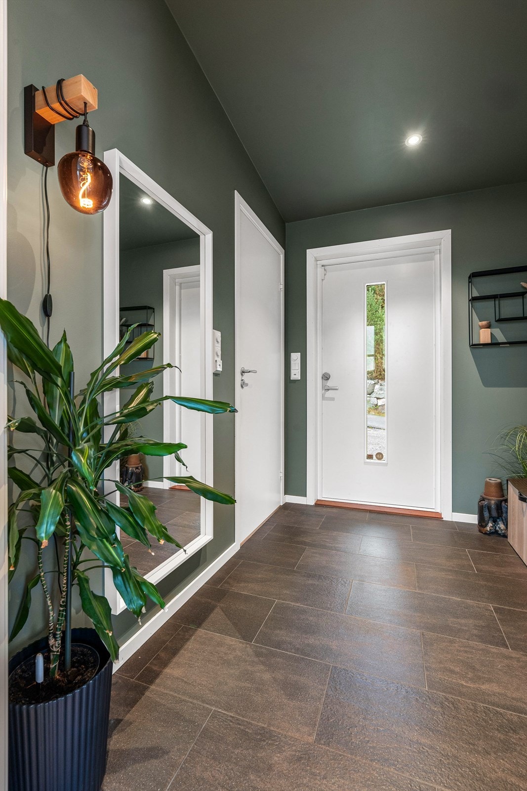 Romslig gang med fliser og varmekabler på gulv. Godt med oppbevaringsplass i garderobeskap. Inngang til bad til venstre i bilde. Galleribilde