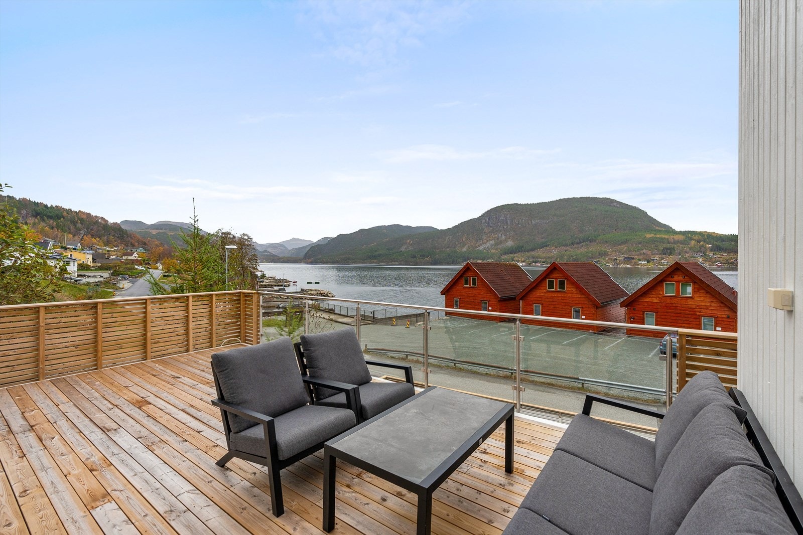 Stor solrik terrasse med god plass til sosiale sammenkomster. Galleribilde