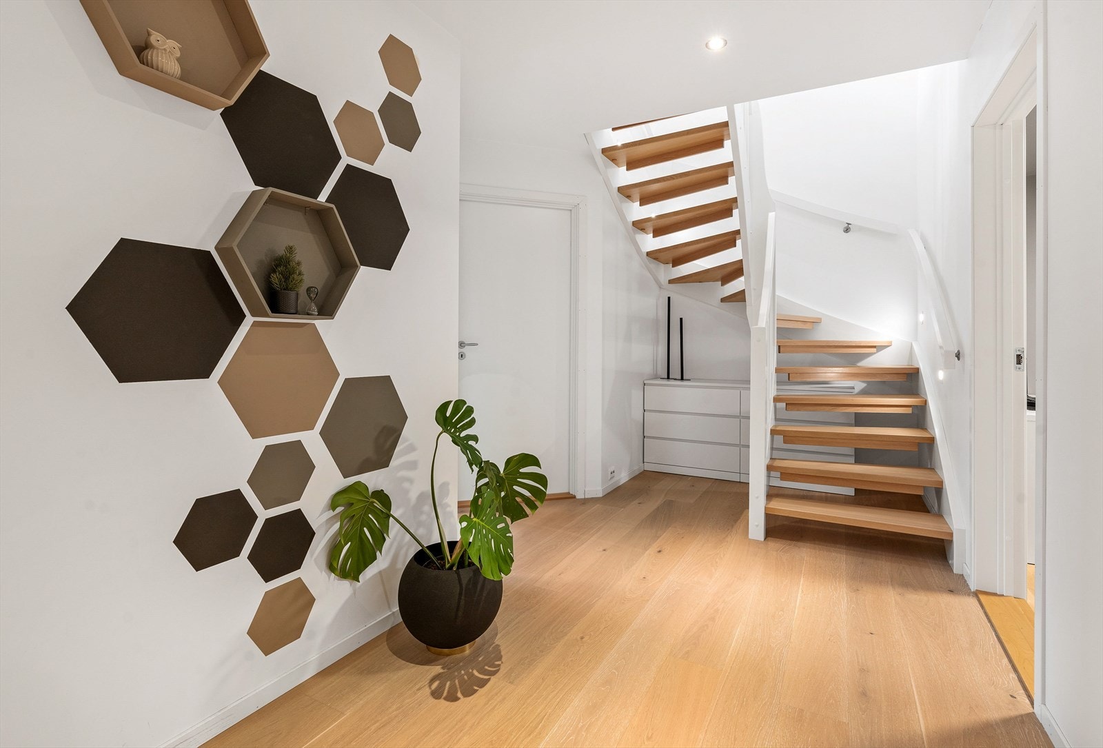 Underetasjen med en stor romslig gang med oppbevaringsplass under trapp, 3 soverom, bod og vaskerom. Galleribilde