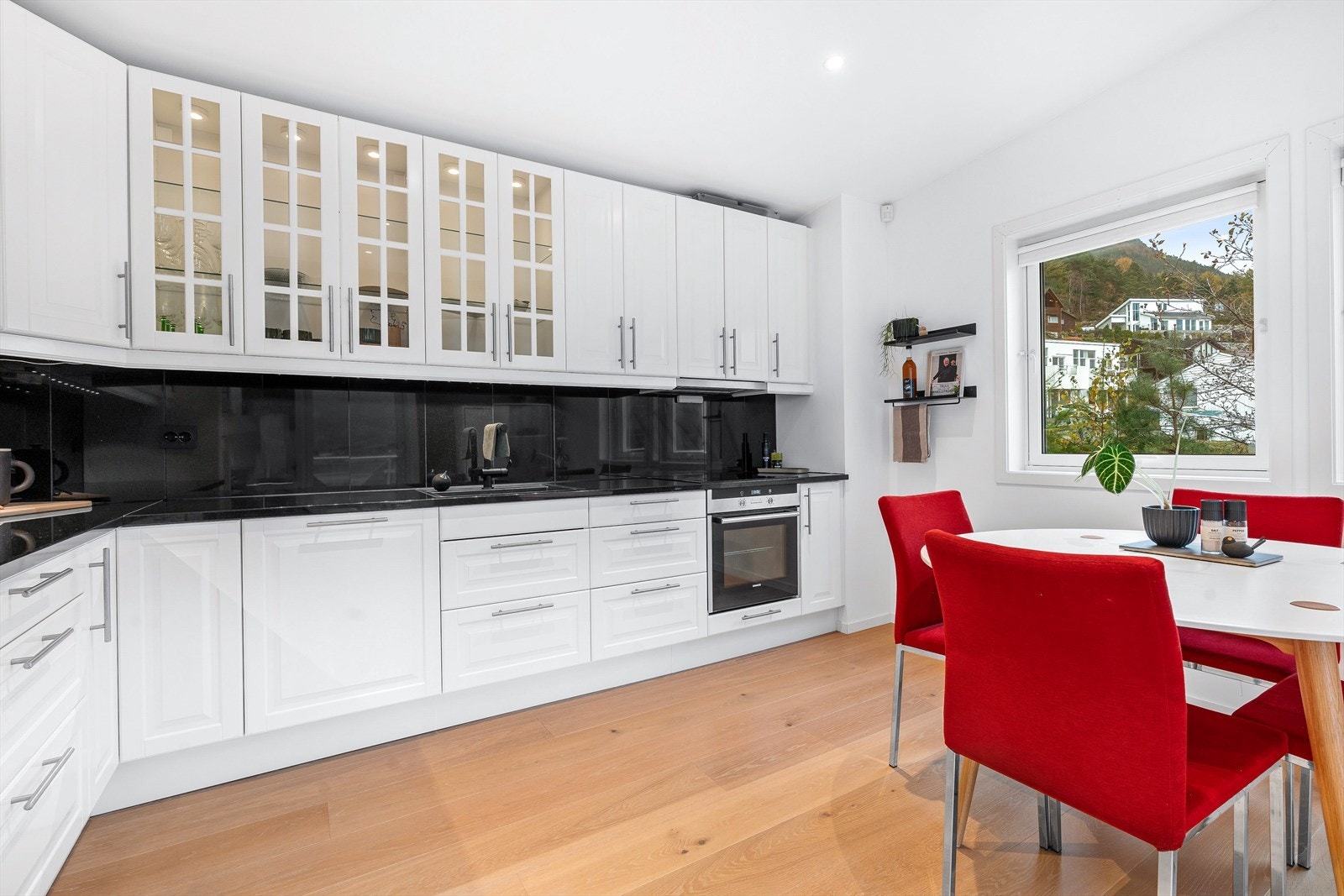 Kjøkkenet er av god størrelse med plass til større spisebord til hele familien. Galleribilde