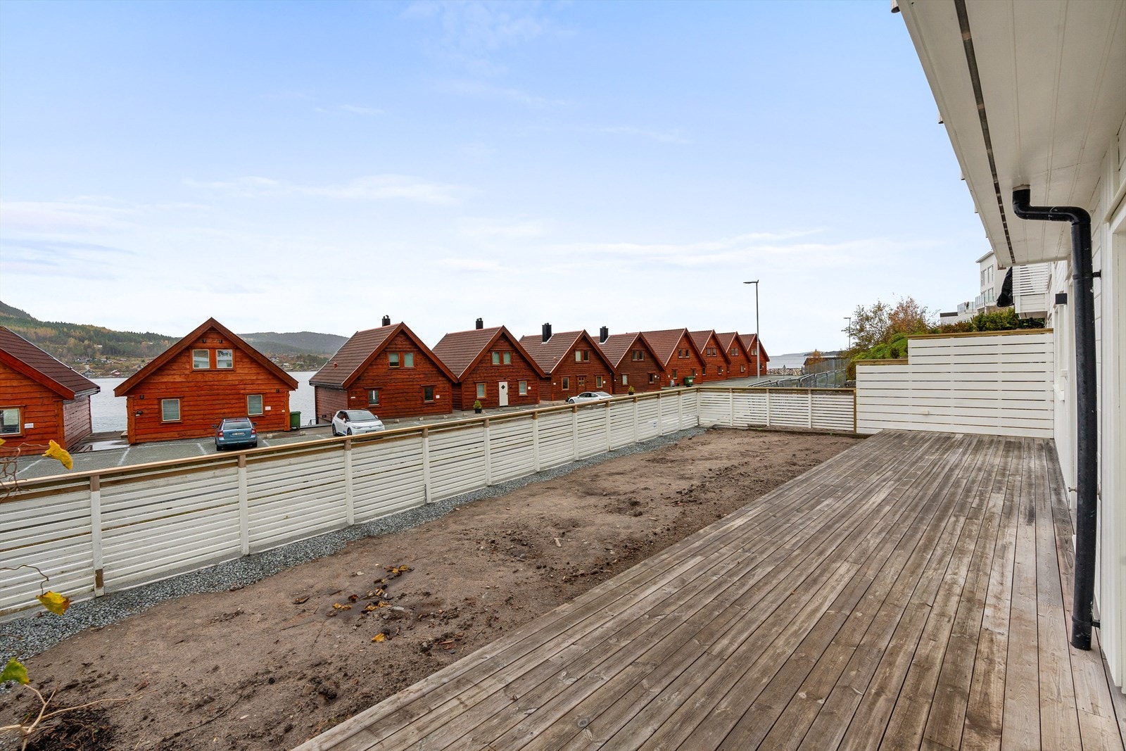 Flott uteområde når hage blir isådd grønn og fin. Galleribilde