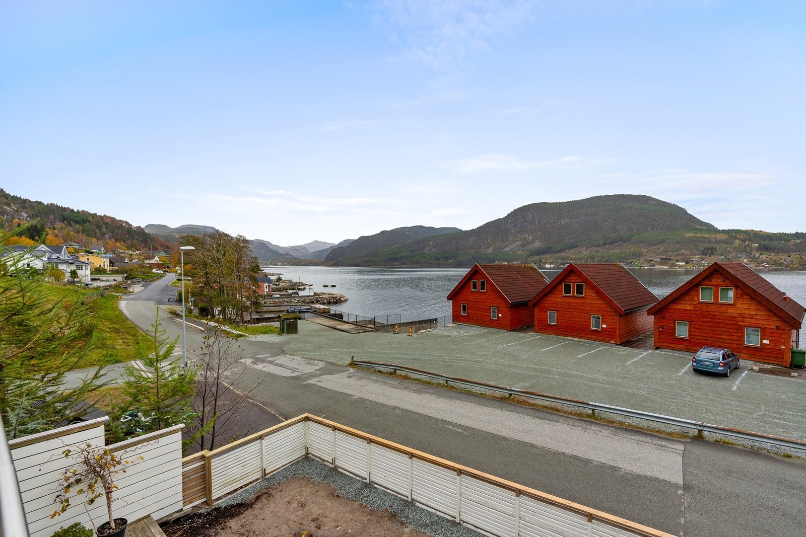 Flere av nausthyttene i front er nylig ferdigstilte og blir i dag brukt til utleie. Galleribilde