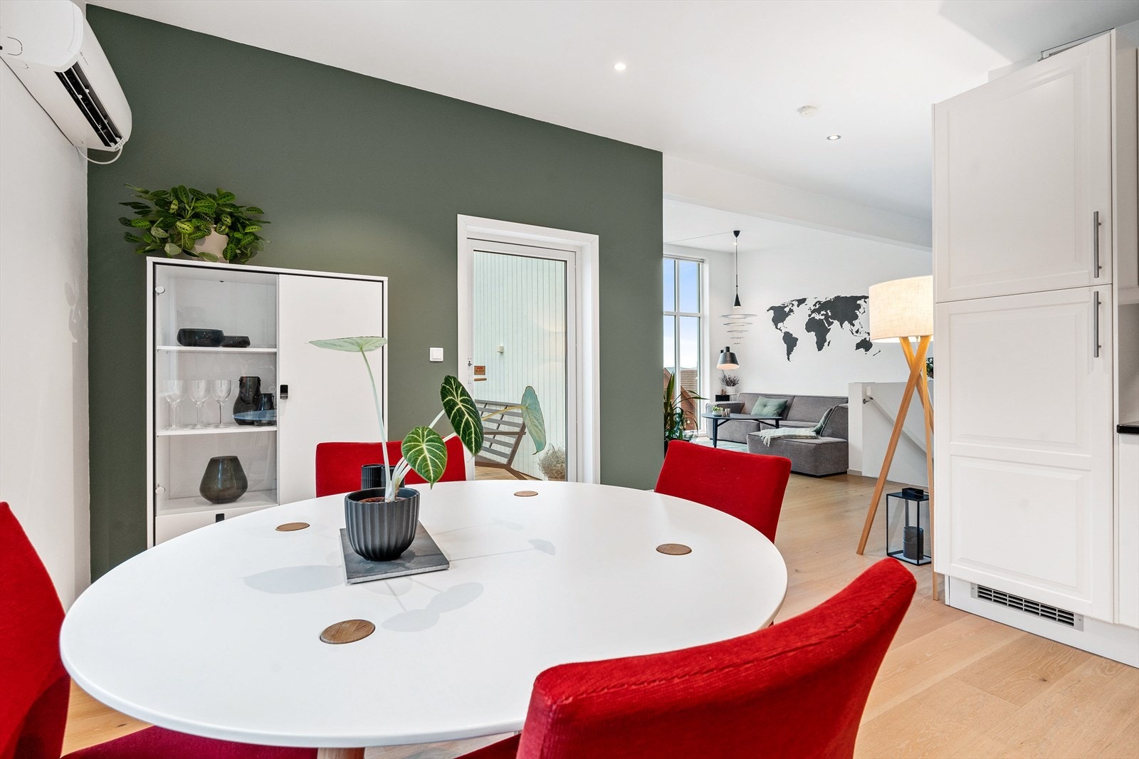 Boligen har et lavt strømforbruk, med oppvarming via varmepumpe. Galleribilde