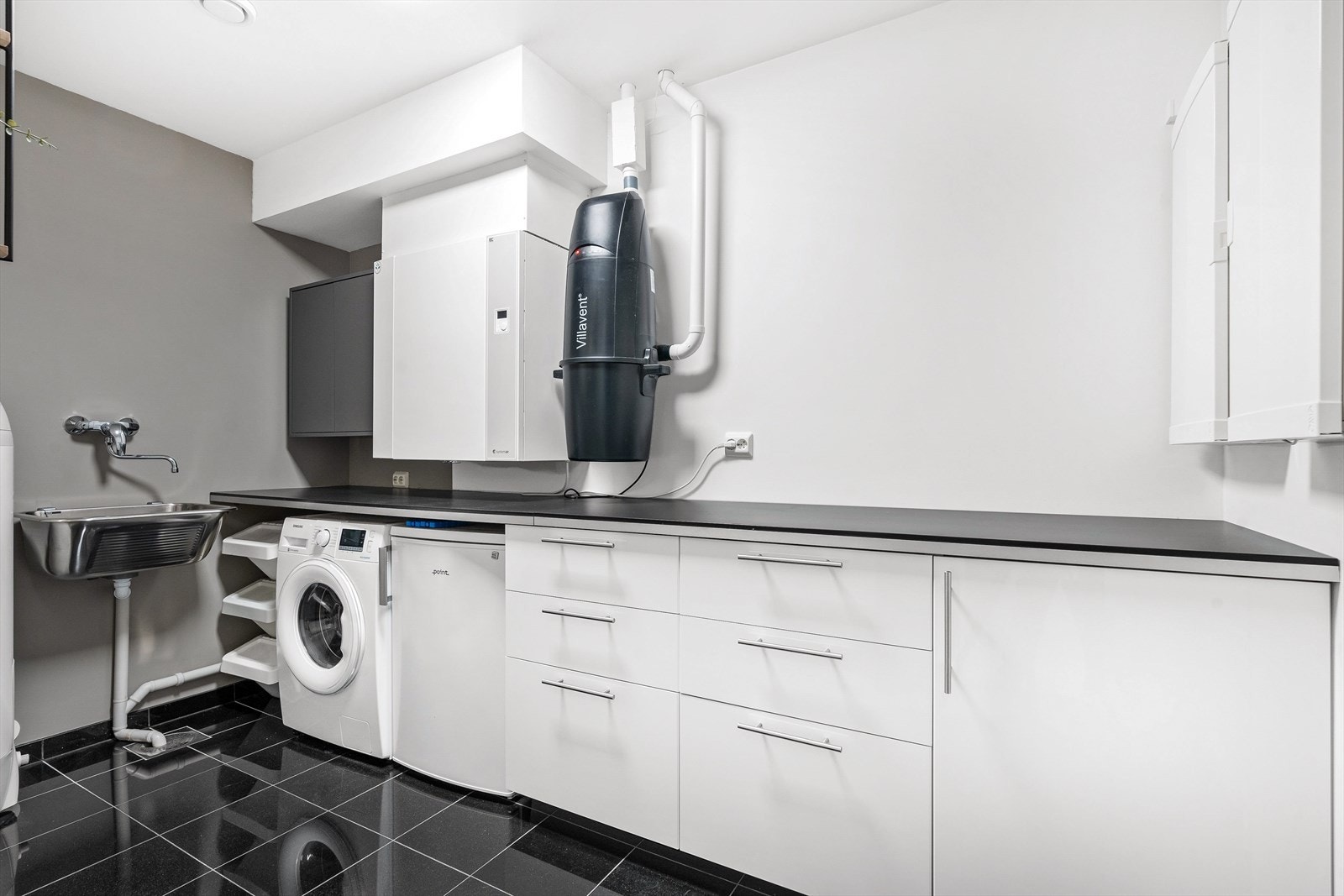 Stort og praktisk vaskerom. Galleribilde