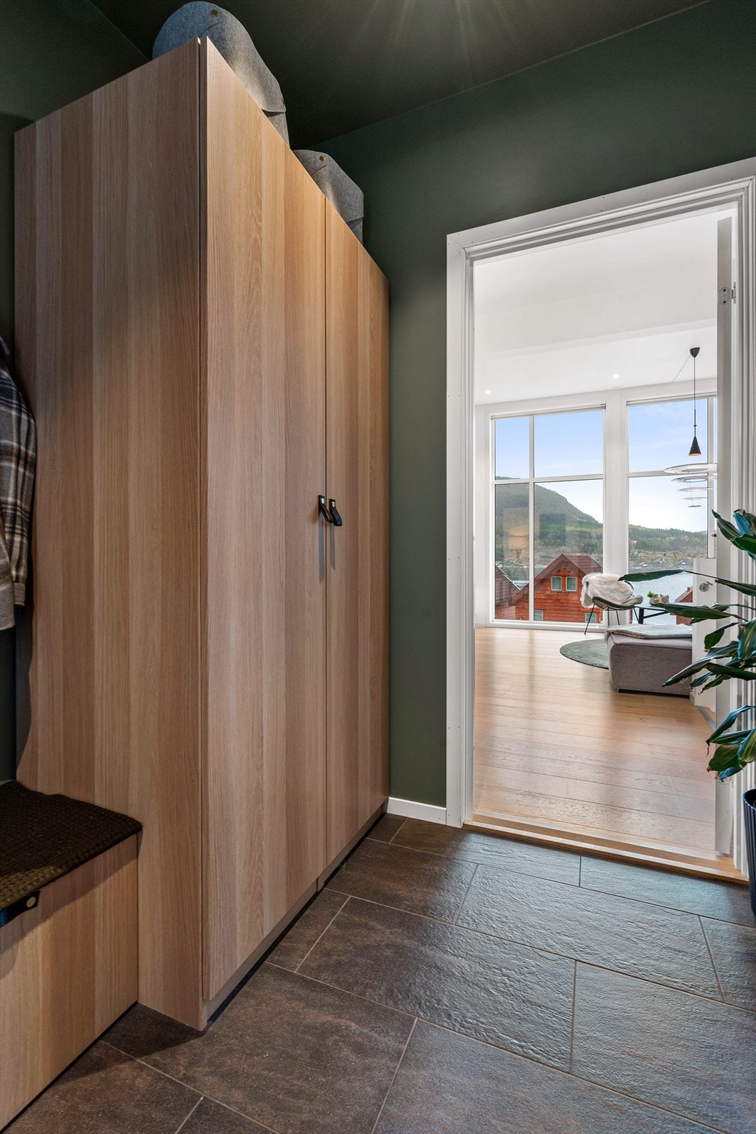 Fra gangen kommer du direkte inn til stuen. Allerede her slår den flotte utsikten i mot deg! Galleribilde