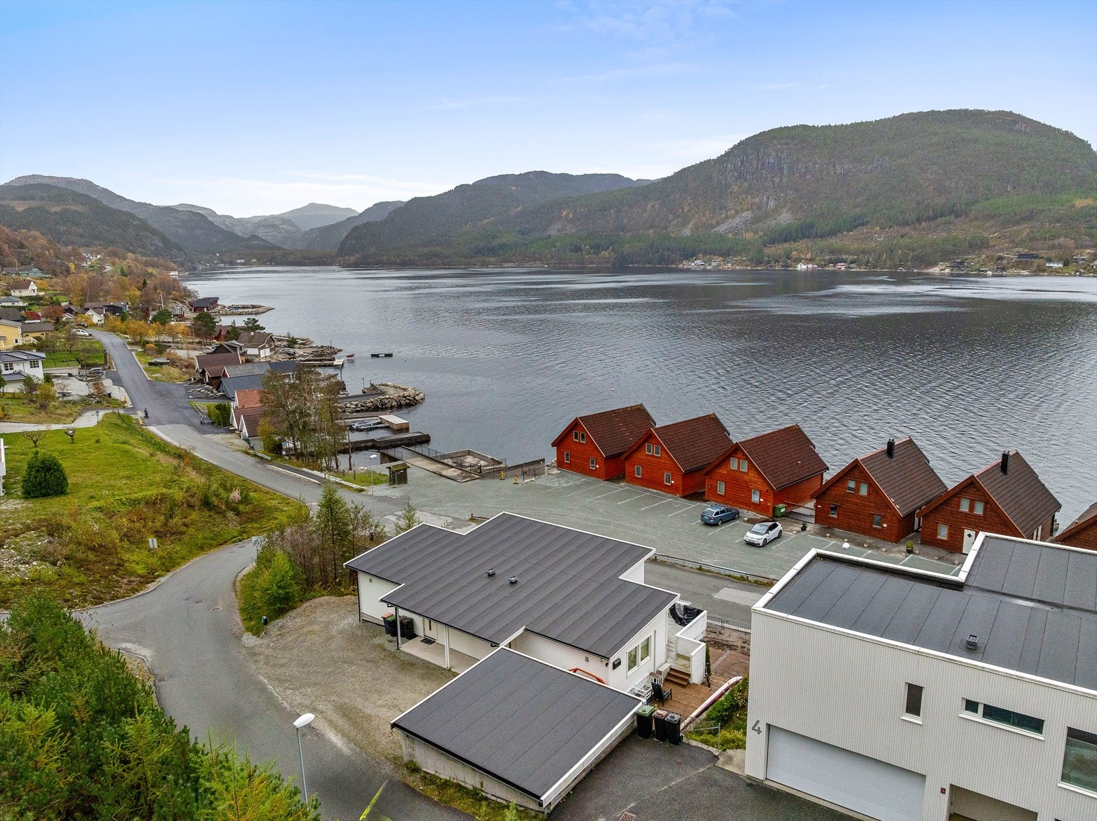 Skolebuss går like utenfor. Galleribilde
