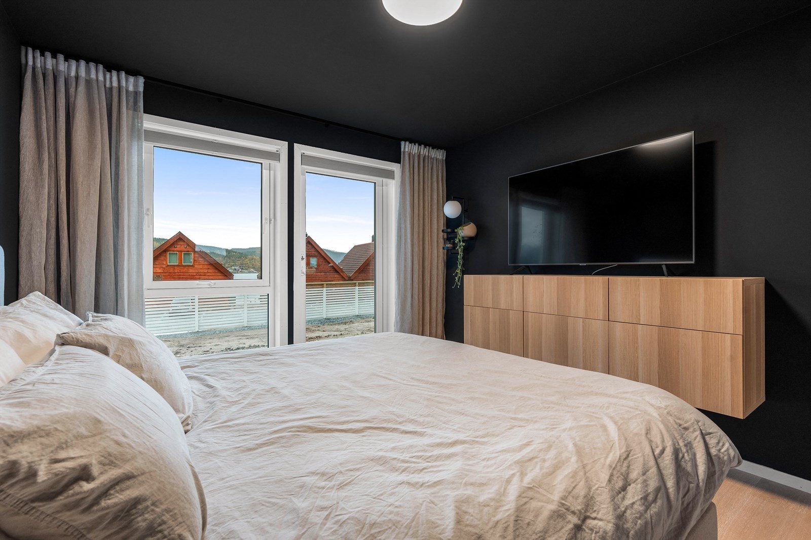 Hovedsoverom med direkte tilkomst til hagen. Galleribilde