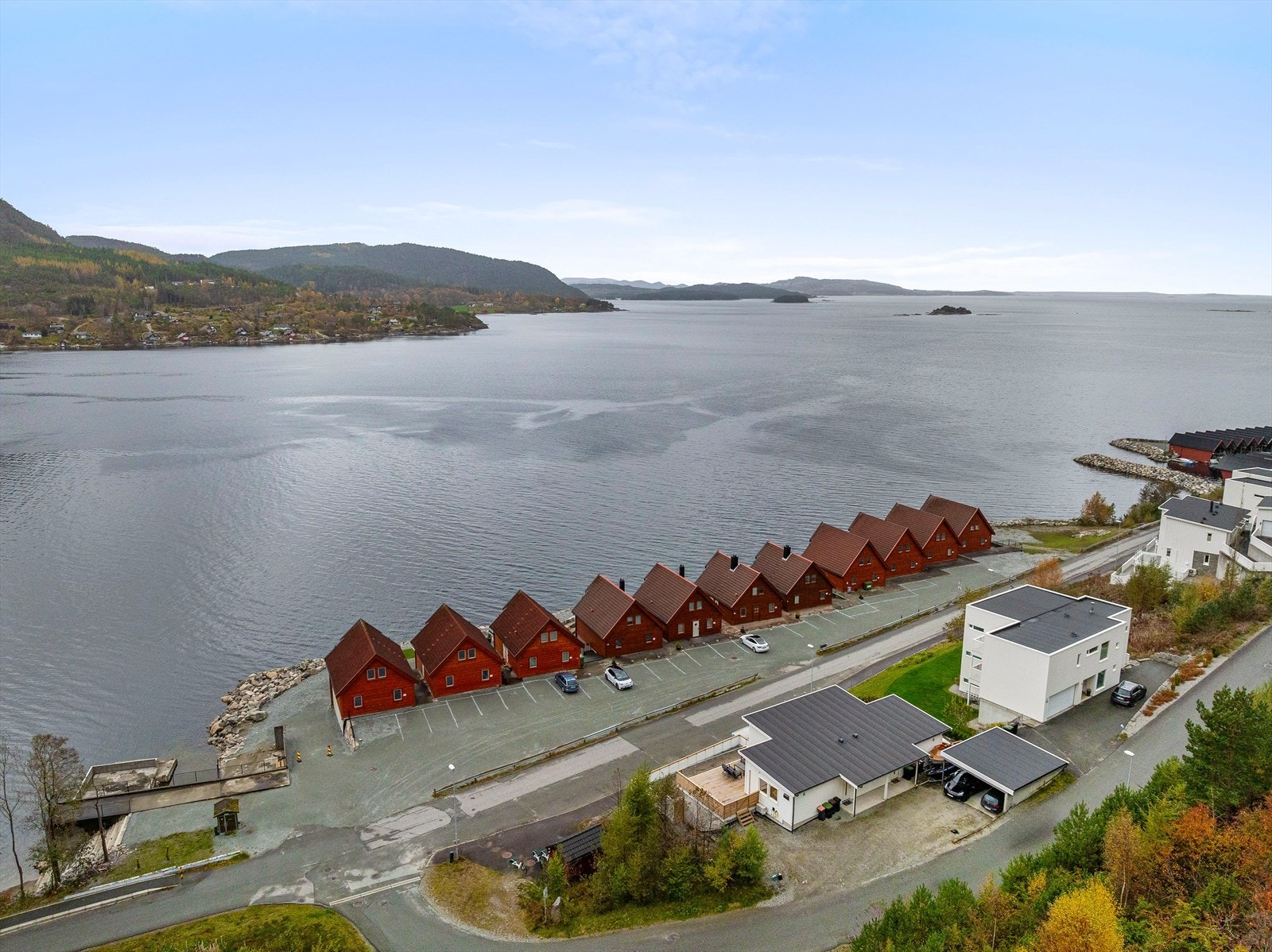 Boligen ligger i første boligrekke til sjø, med flott utsikt og gode solforhold. Galleribilde