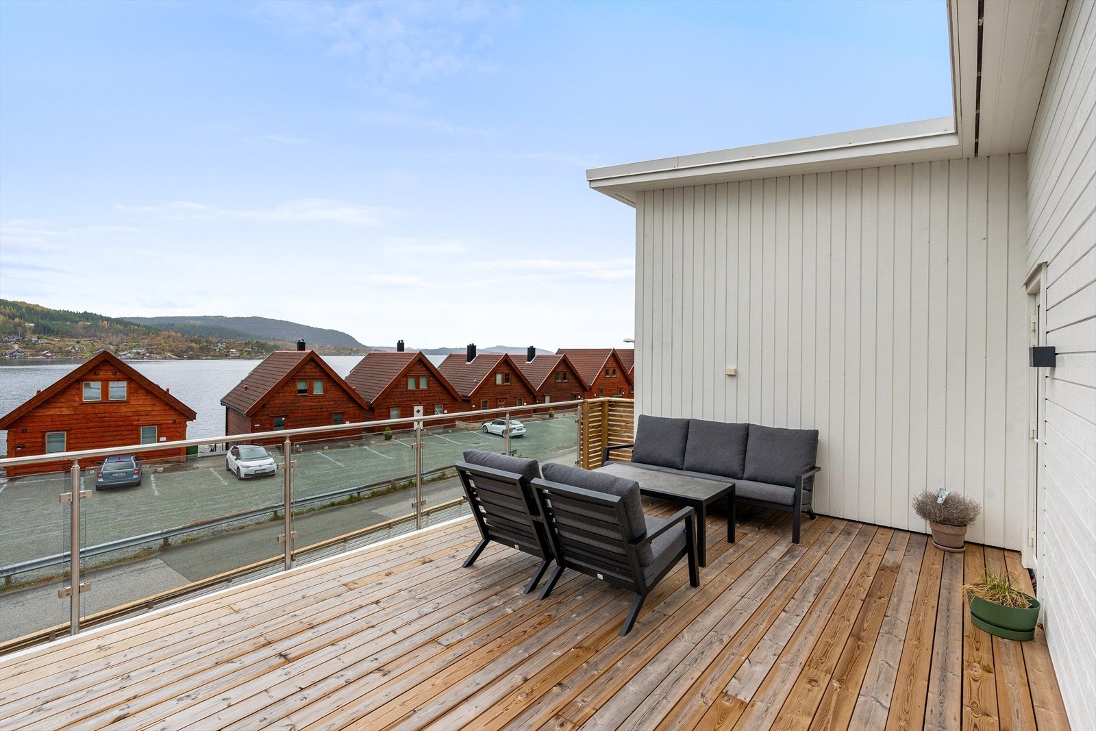 Kort vei til bading, fiske, båtliv og utallige turmuligheter like utenfor døren. Galleribilde