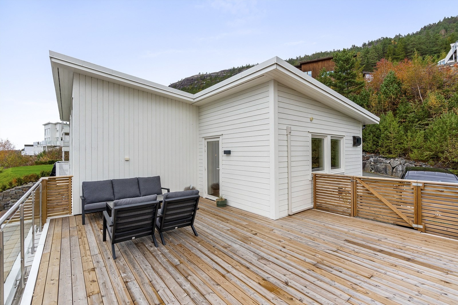 Tilkomst til terrassen fra kjøkken og fra parkering. Galleribilde