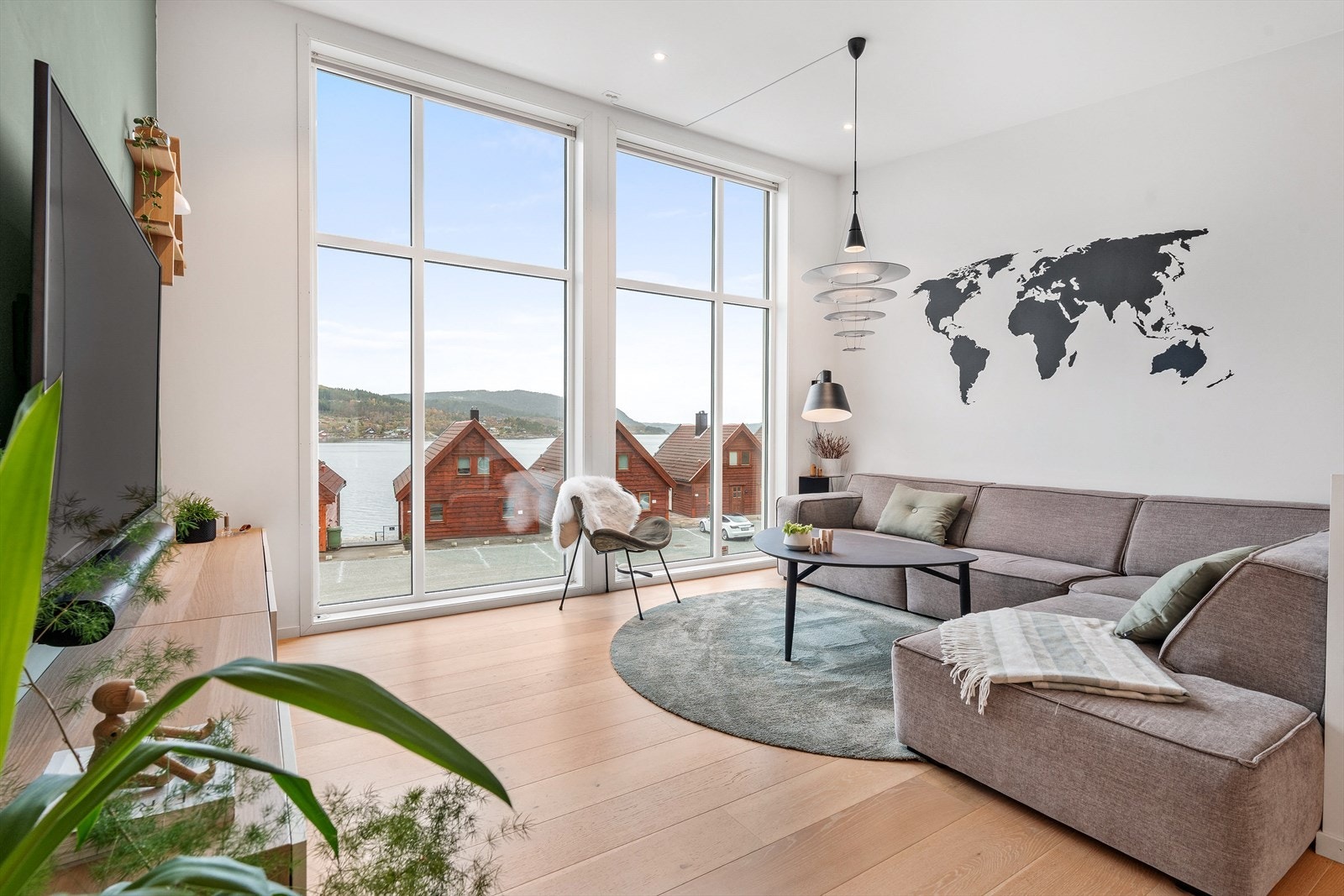 Sammen med de store vindusflatene, den gode takhøyden og fjorden direkte inn i stuen, bidrar dette til en herlig atmosfære i hele rommet. Galleribilde