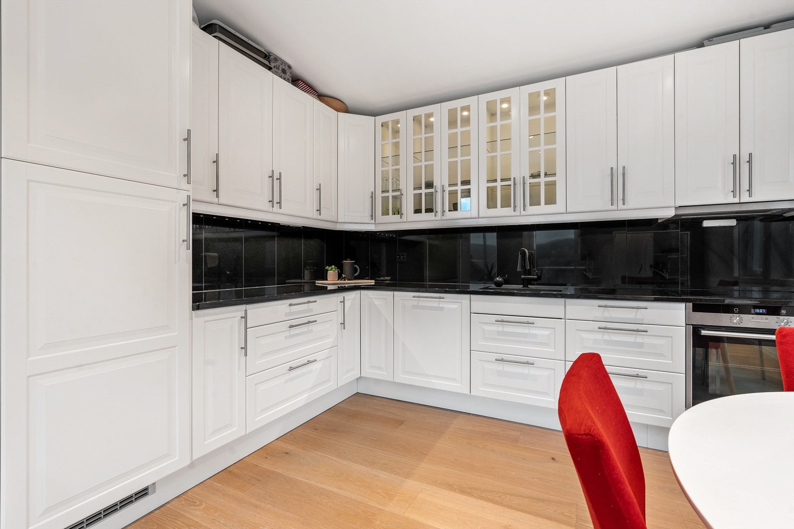 Tidløs kjøkkeninnredning med godt med skap-benkplass. Integrerte hvitevarer. Galleribilde