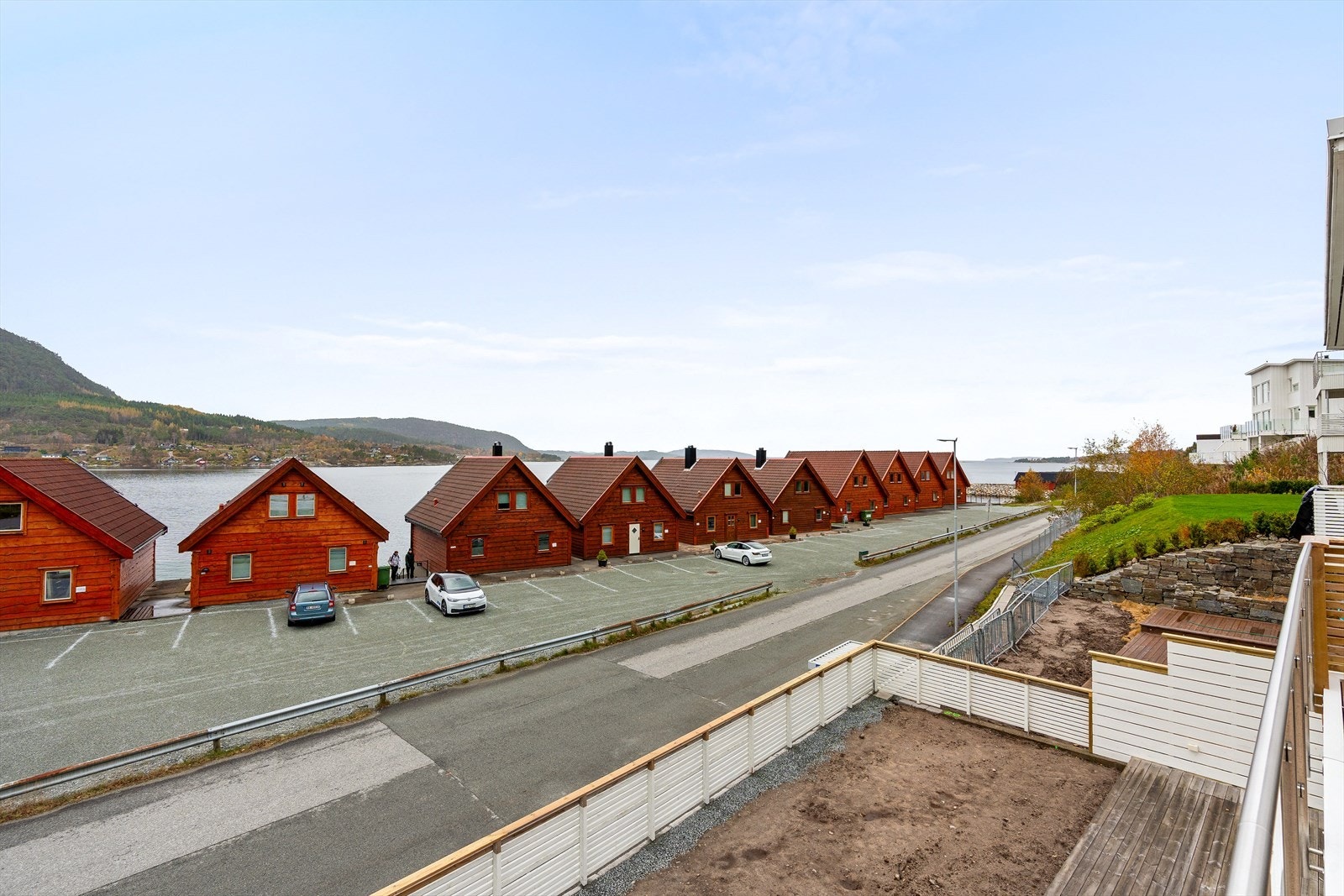 Det er nylig satt opp ny støttemur mot vei, rekkverk og nyere terrasseplatting. Hage er klargjort til å bli isådd. Galleribilde