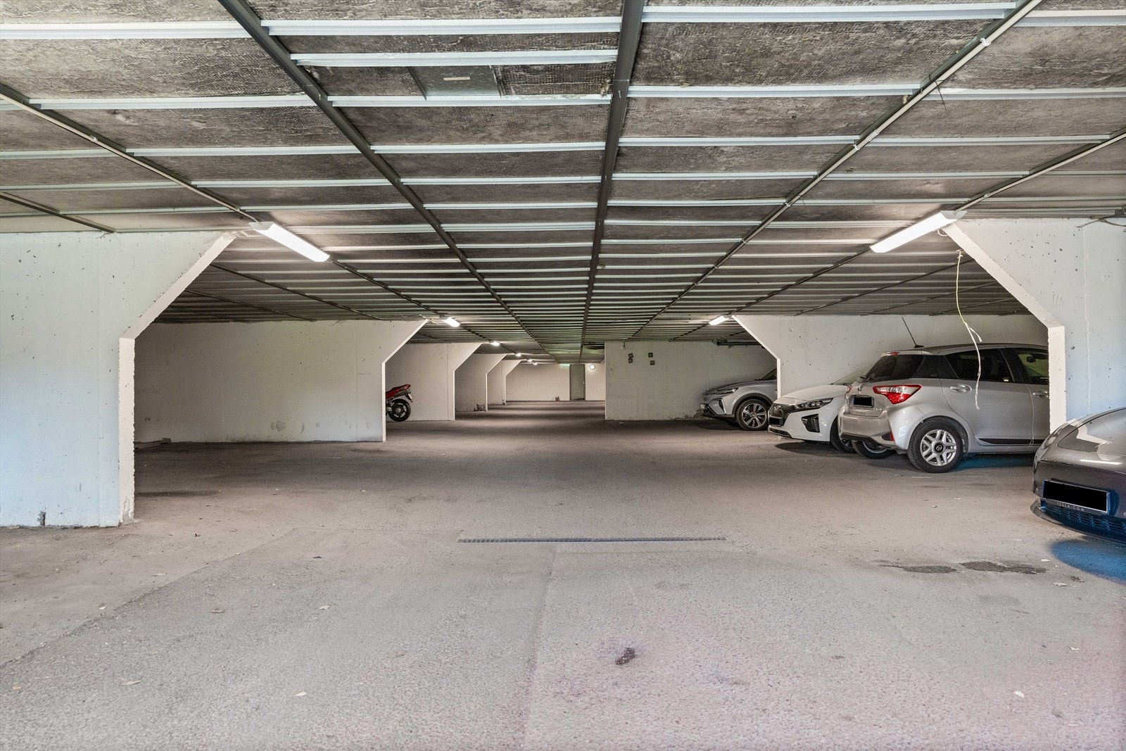 Det medfølger ikke parkeringplass i felles garasjeanlegg, men det er mulig å leie garasjeplass etter venteliste. Beboere med kjøretøy (uten garasjeplass) har permanent parkeringstillatelse på felles utendørs parkeringsplass. Galleribilde