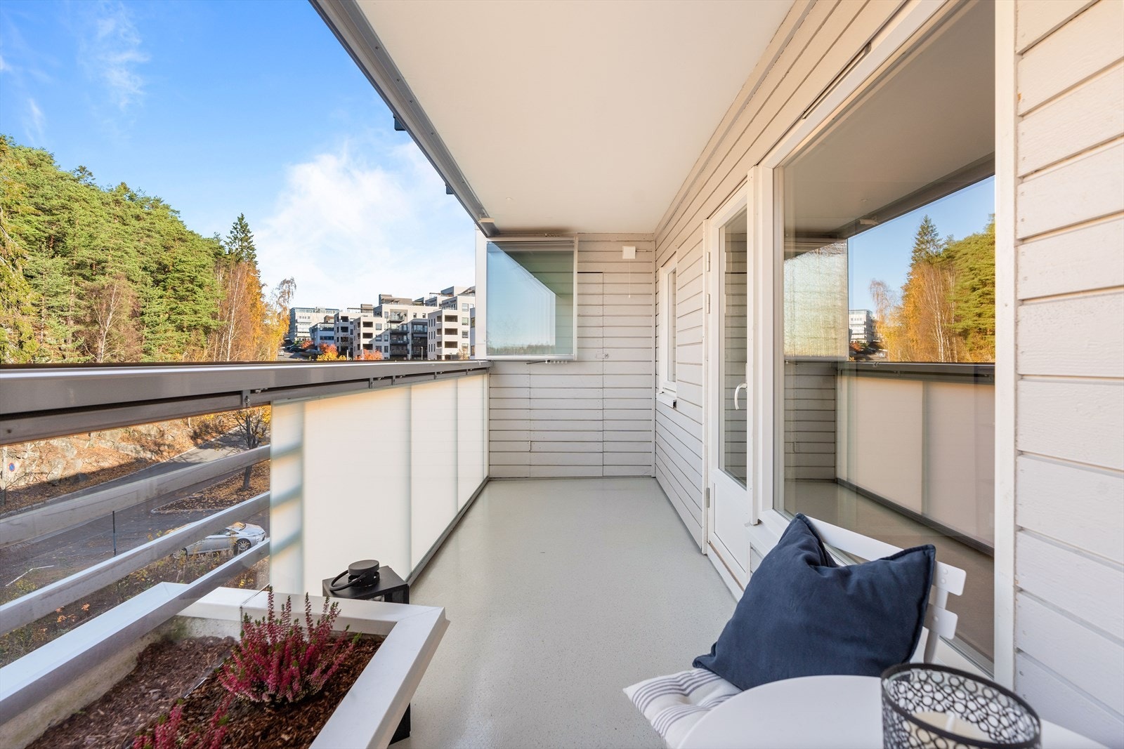 Her ute er det fint plass til sittegruppe, samt gass-/elektrisk grill. Galleribilde
