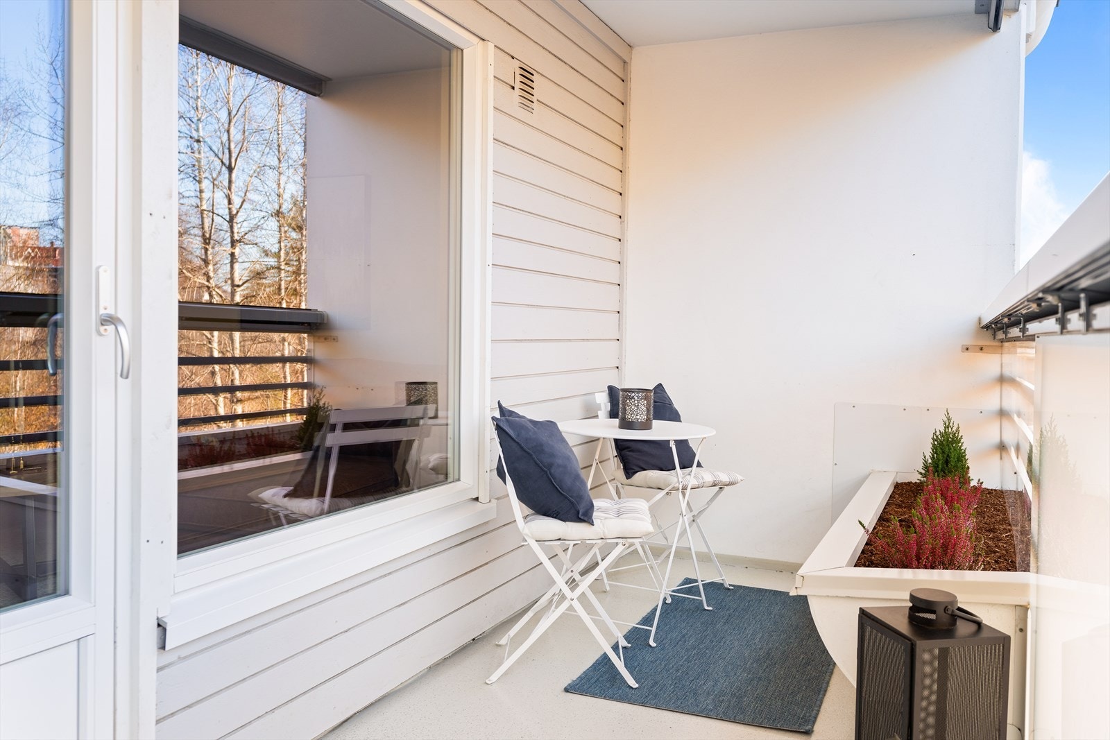 Det er utgang til en herlig nordvestvendt innglasset balkong på 10 m². Galleribilde