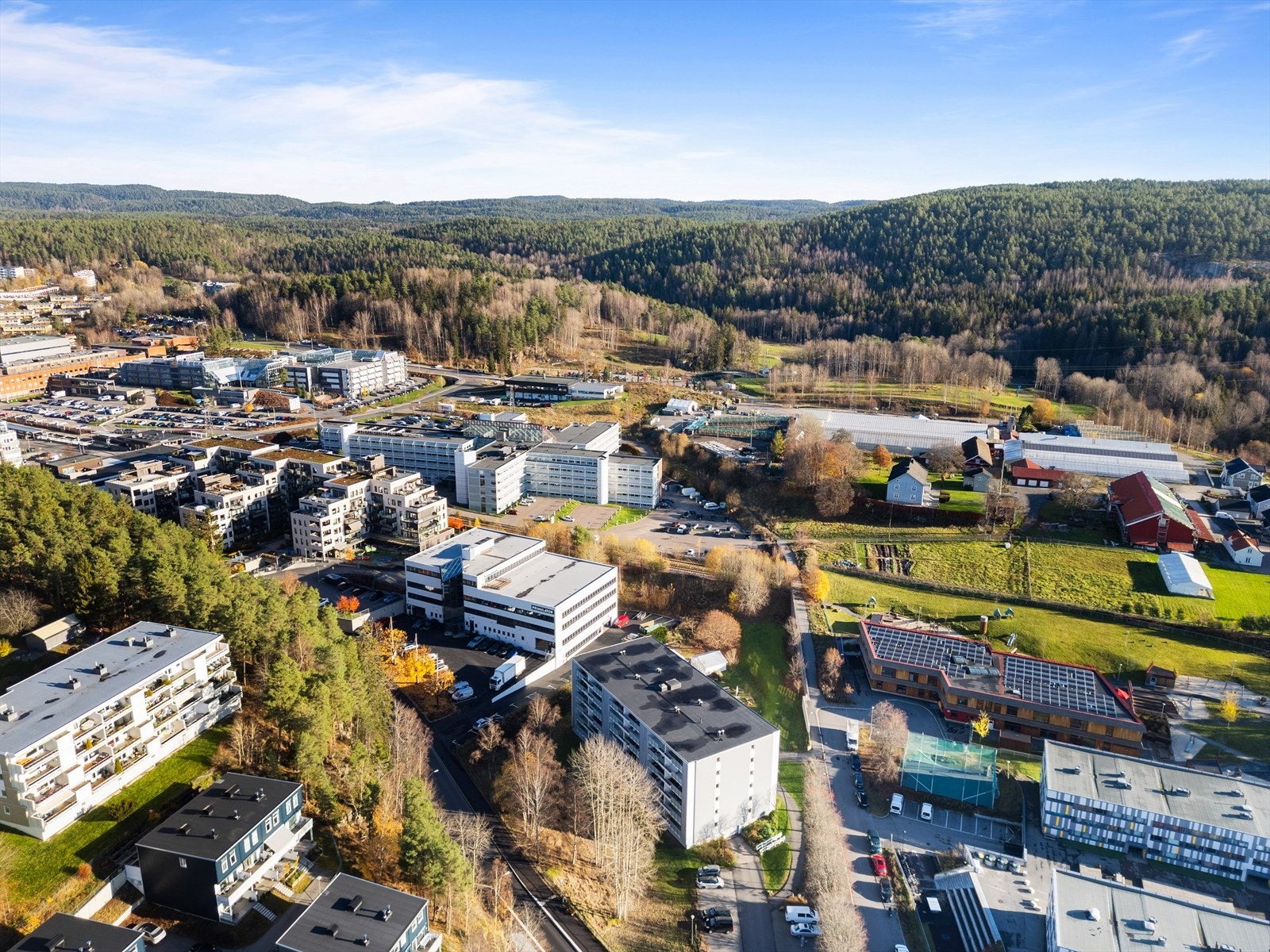 Her har du fantastiske Østmarka på dørstokken, og det er kun noen minutters gange til Skullerud T-banestasjon. Galleribilde