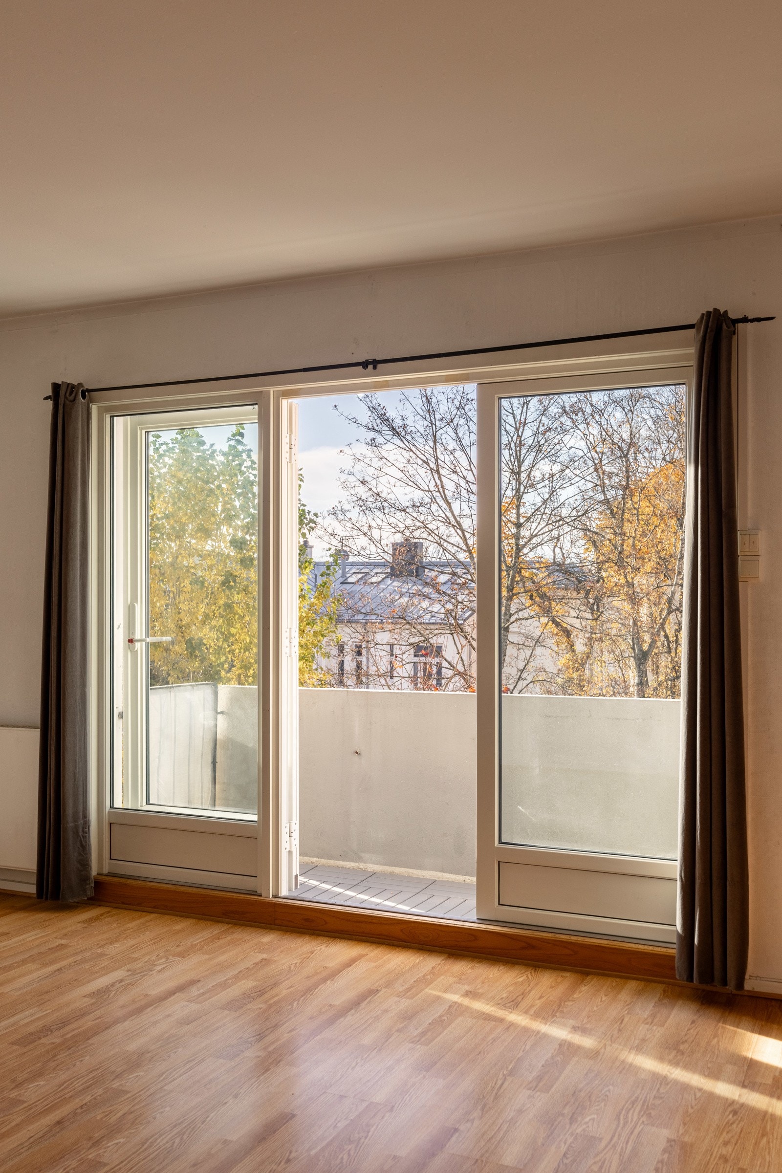 Utgang fra stue/kjøkken til sydvestvendt balkong på ca. 2 kvm. Galleribilde