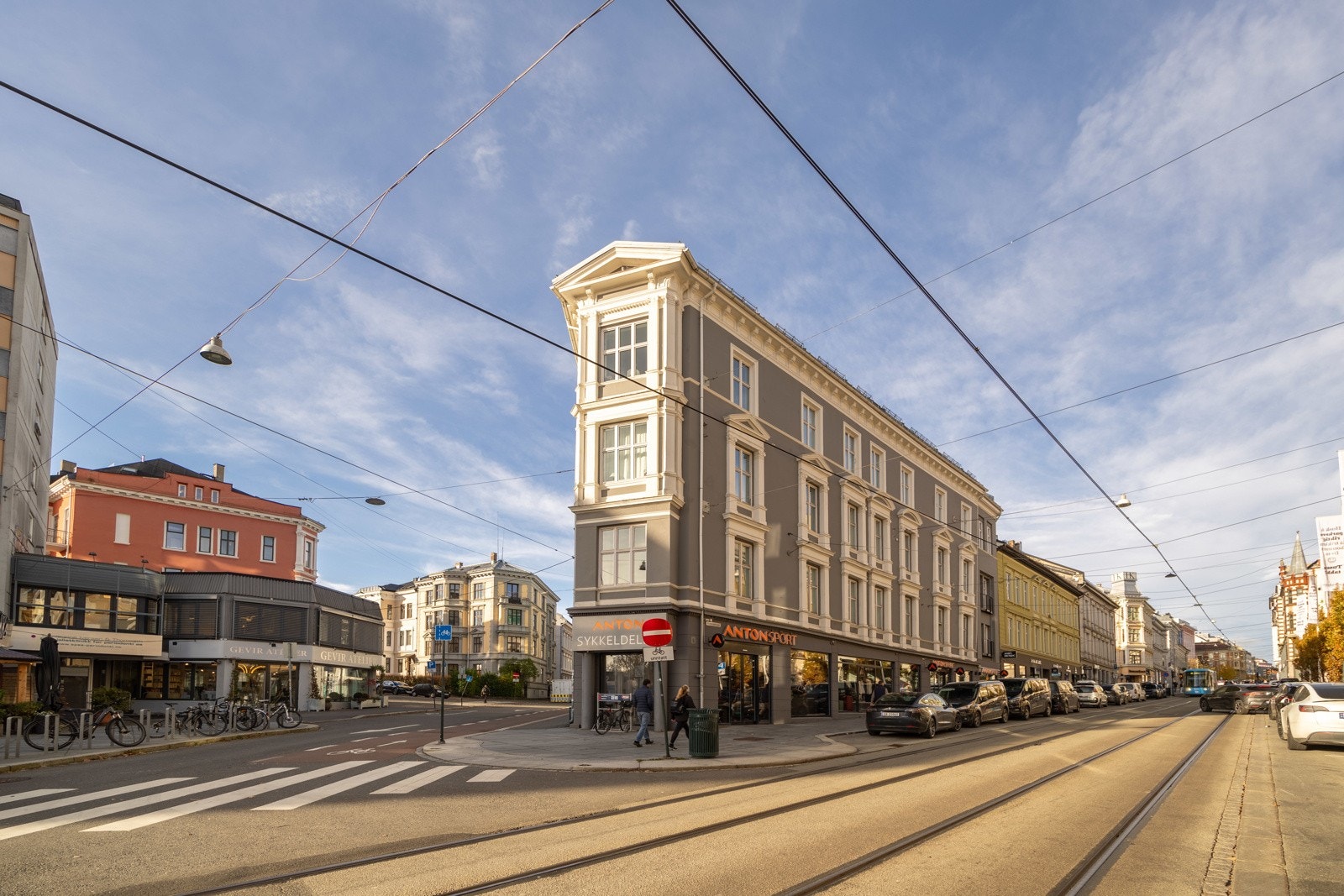 Steinkast til to av Oslos mest ettertraktede handlegater med et rikt utvalg av butikker. Galleribilde