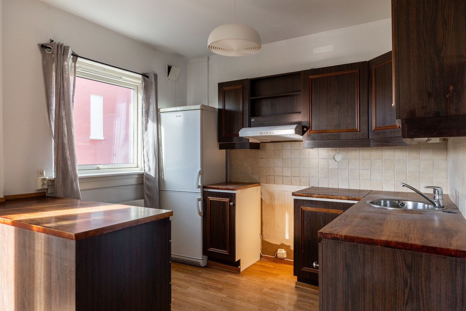 Leiligheten har en praktisk planløsning med åpen kjøkkenløsning vendt mot stue. Galleribilde