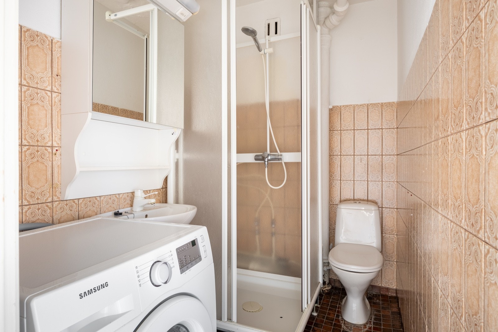 Praktisk baderom med opplegg for vaskemaskin. Galleribilde