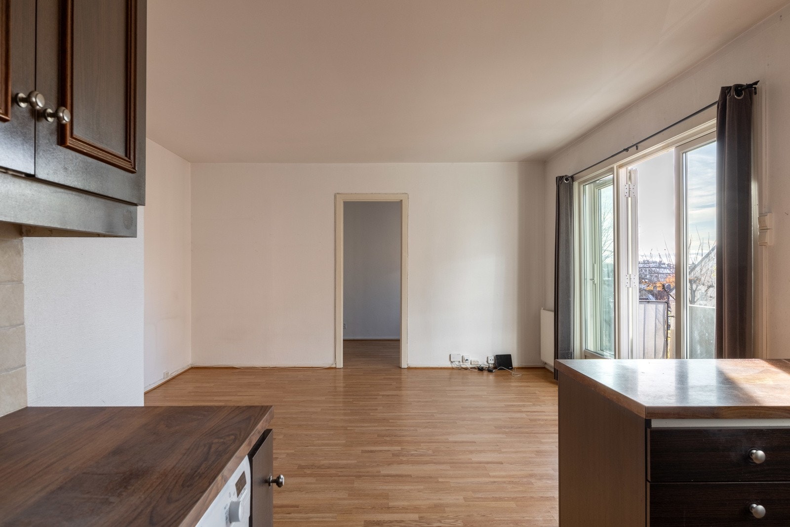 Leiligheten har store vindusflater som slipper inn mye naturlig lys. Galleribilde