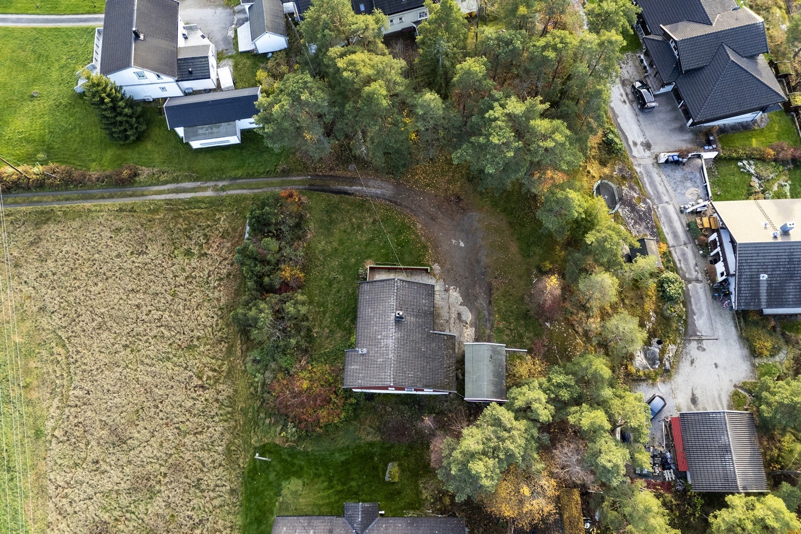 Eiendommen består i dag av en eldre enebolig som pr. d.d er utleid. Det foreligger rammetillatelse og midlertidig dispensasjon er gitt - Riving av bolig og oppføring av 6-mannsbolig. Galleribilde