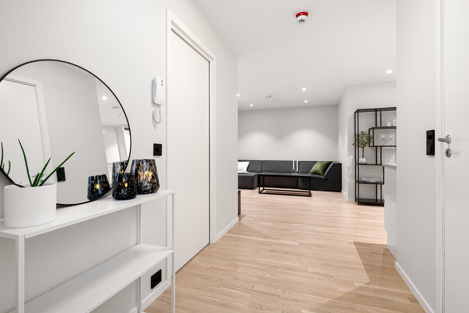 Fra gang/entre mot stue
Det er dør fra gang til garderoberom/walk-in-closet Galleribilde
