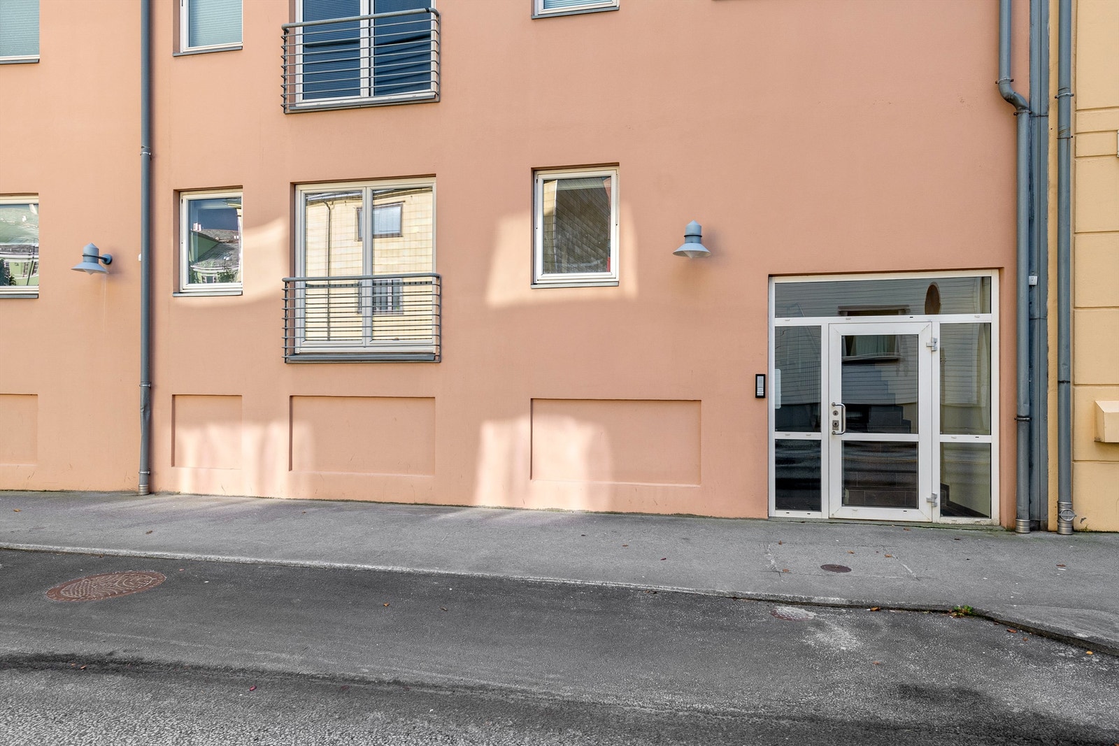 Inngangsparti og fasade mot Nedre Strandgate Galleribilde