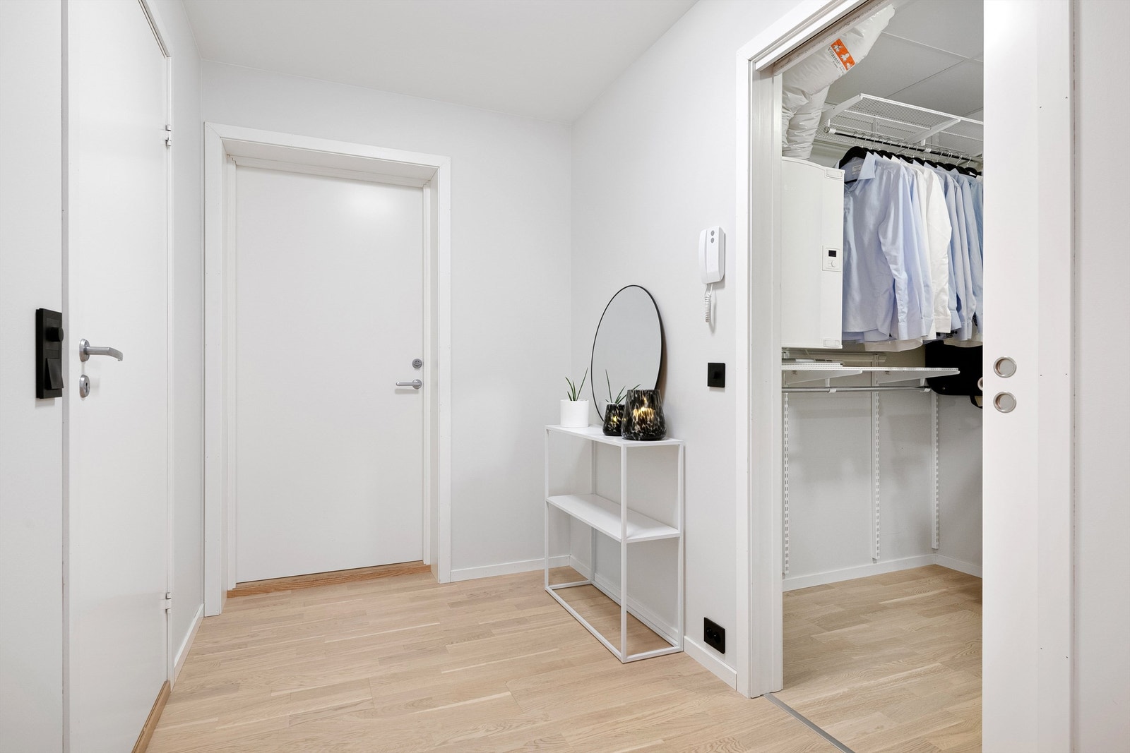 Skyvedør fra gang til walk-in-closet Galleribilde