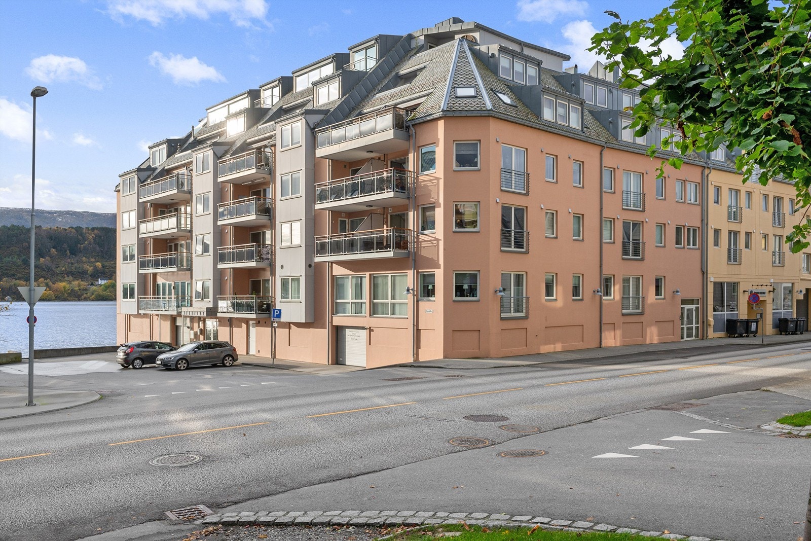Krogsveen Sunnmøre v/Eiendomsmegler/Fagansvarlig Even Roth har gleden av å presentere Nedre Strandgate 33 Galleribilde
