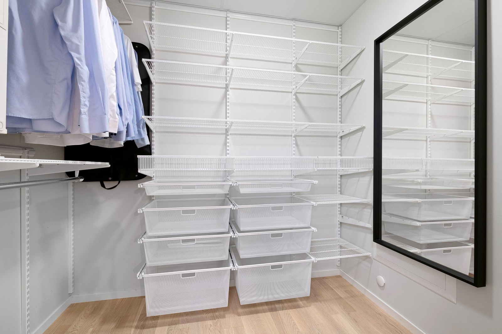 Romslig walk-in-closet / garderoberom med adkomst via skyvedører fra gang. Innredning med hyller og kurver og gode oppbevaringsmuligheter. Galleribilde