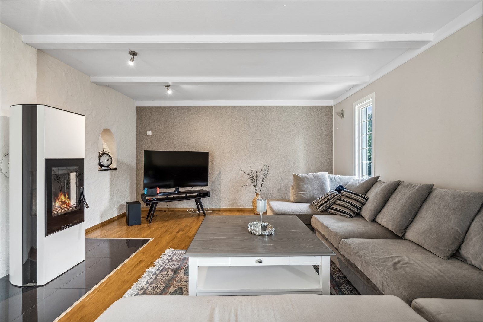 Stuens størrelse og utforming gjør den enkel å innrede i flere soner, og det er flere møbleringsmuligheter. Galleribilde