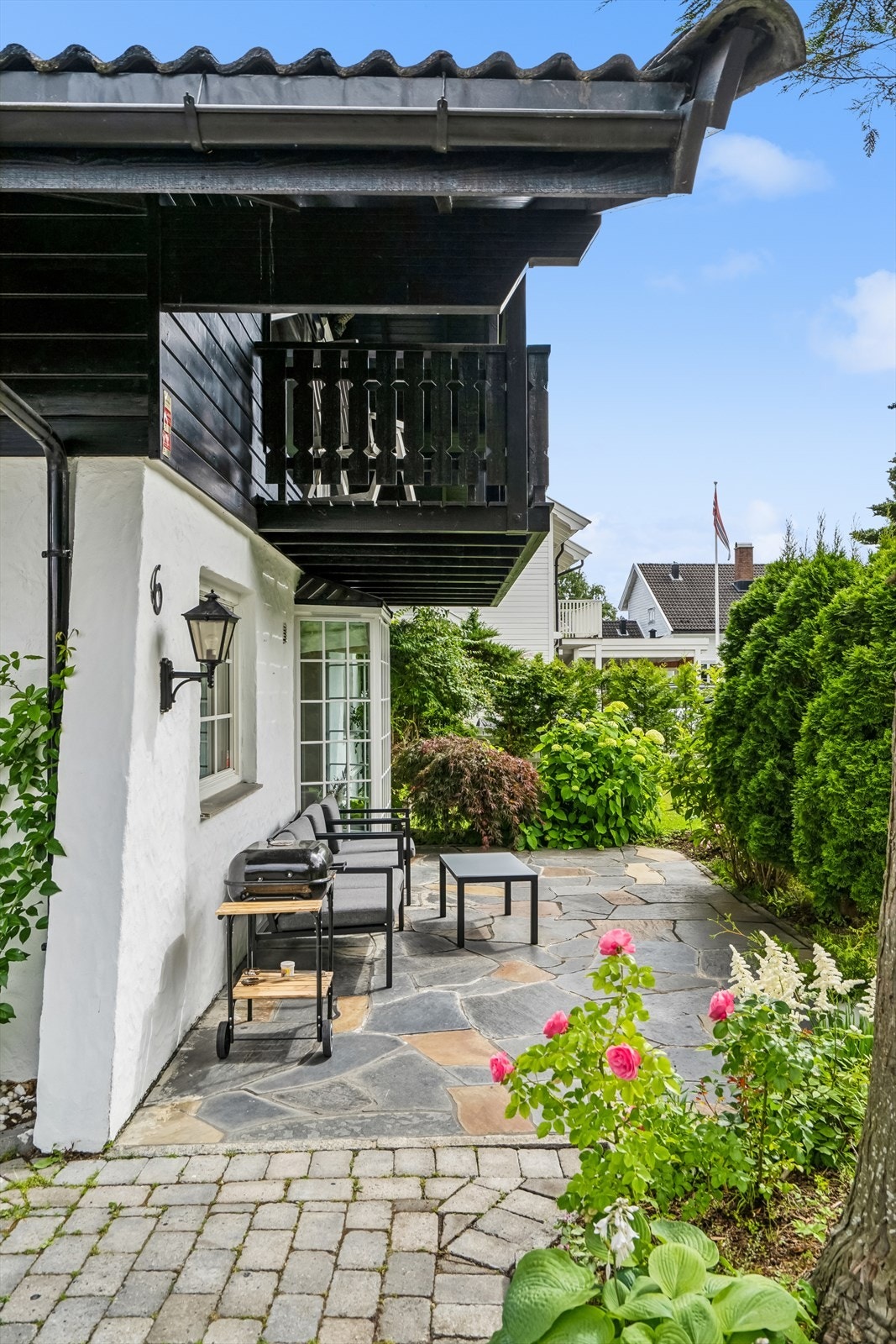 Det er også en overbygget balkong med utgang fra andre etasje. Galleribilde