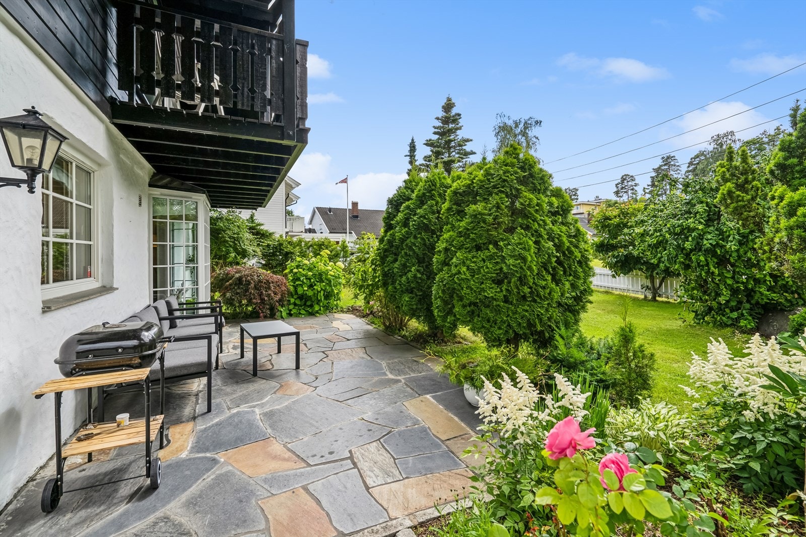 Beplantningen gjør sitteplassen usjenert og hyggelig. Galleribilde