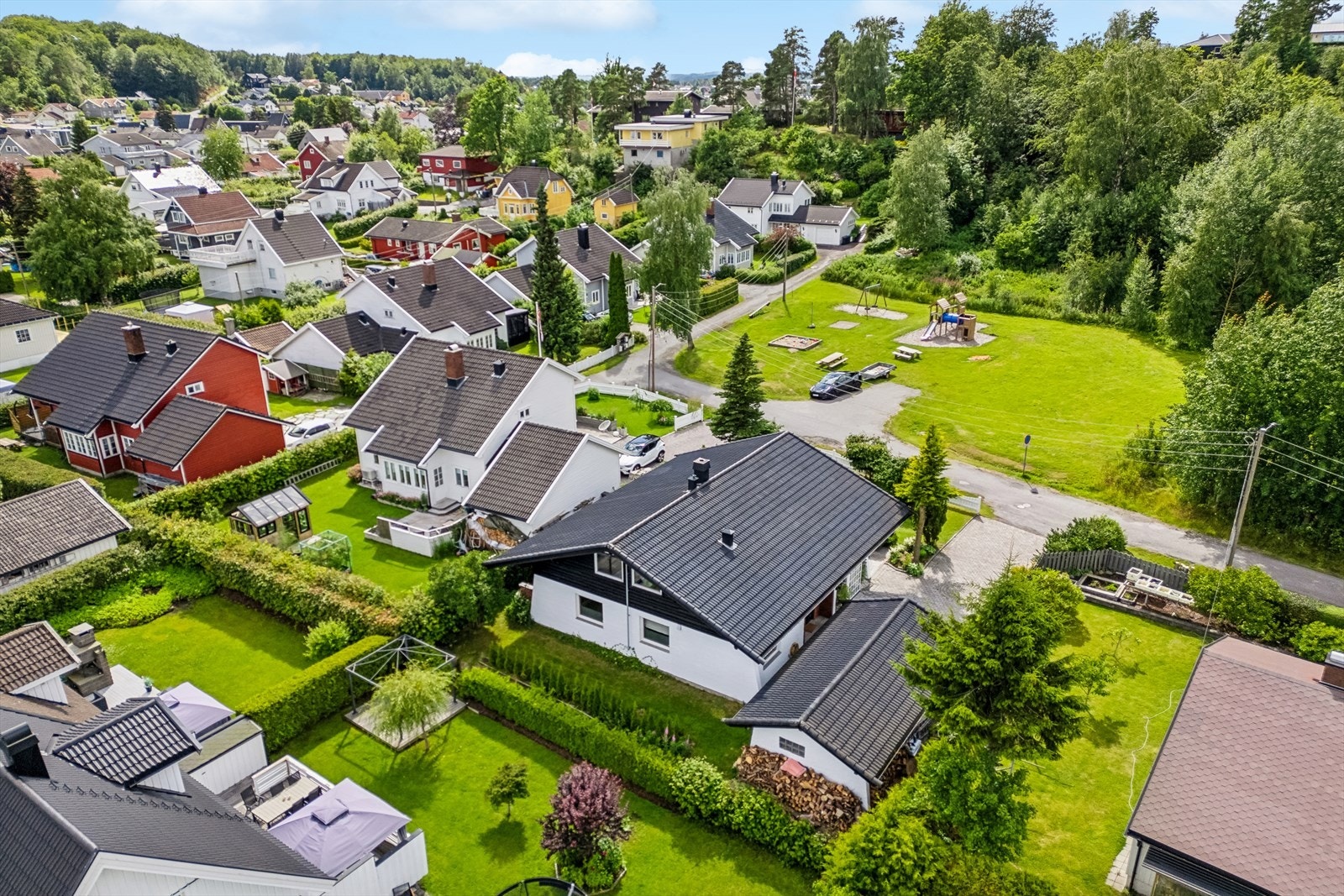 Dette er et stille og rolig boligstrøk som både er barnevennlig og solrikt. Galleribilde