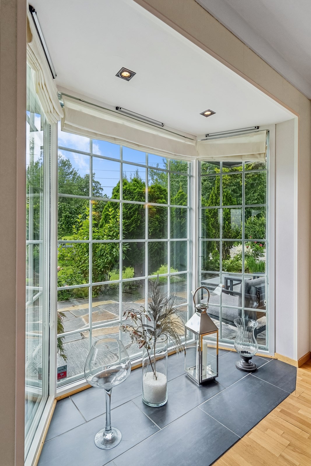 Koselig karnapp med utsikt ut mot hagen. Galleribilde