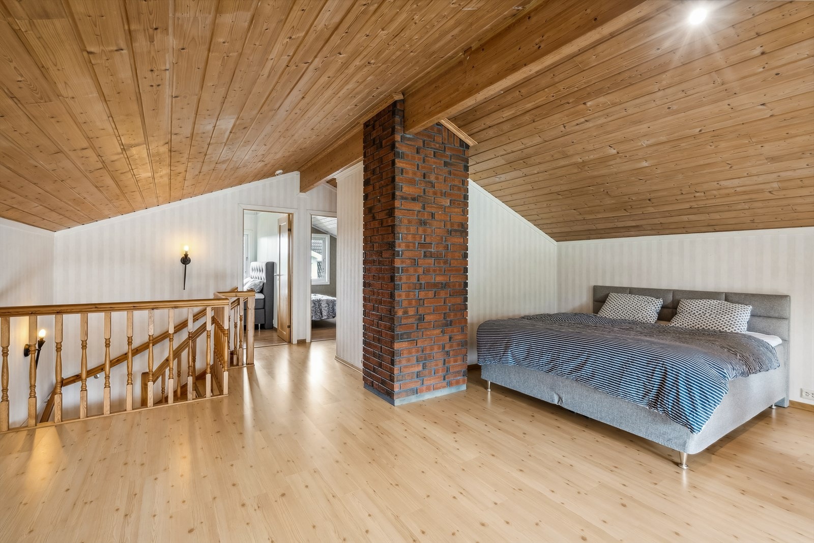 Boligen har en stor loftsstue med plass til ønsket møblering. Galleribilde